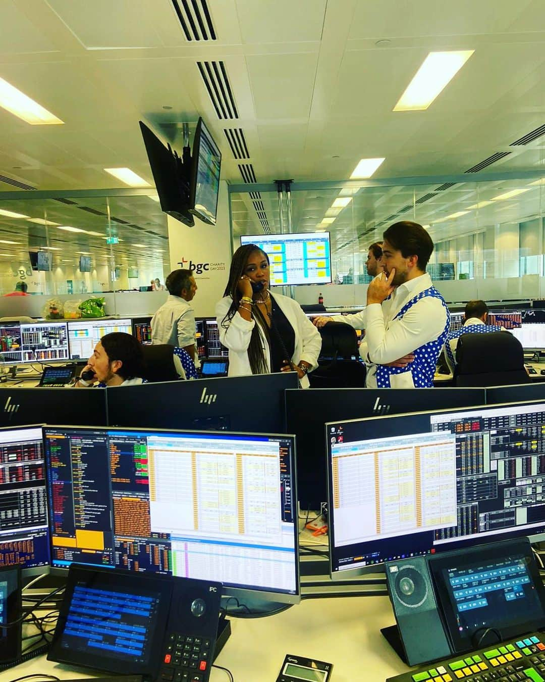 イヴさんのインスタグラム写真 - (イヴInstagram)「Thank you @bgccharityday for letting me disrupt the floor for @smiletrainuk 6 big trades for a good cause!!! 🙌🏾 I think I might switch careers 🤔 #charityday」9月12日 2時41分 - therealeve