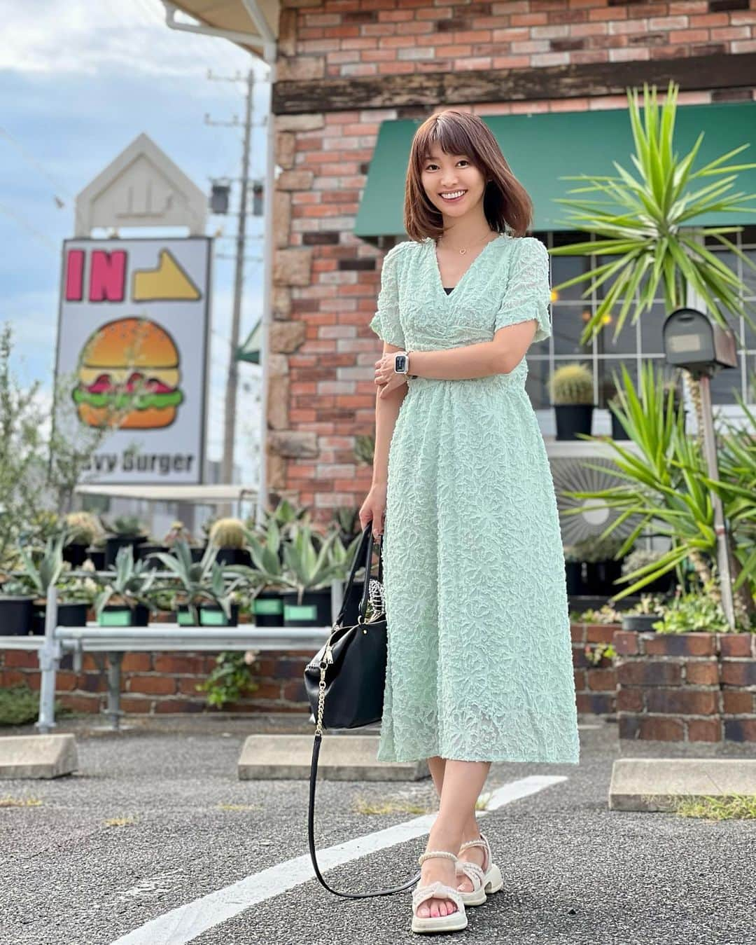 織田千穂のインスタグラム：「▶︎▶︎▶︎𝙎𝙃𝙀𝙄𝙉 DAZYコーデシリーズ♡ くしゅくしゅしたしっかり生地で透け感なし👌🏻 夏でも着れます☀️秋冬も行けそう💡 ̖́- 珍しい色合いのグリーン🟢もポイント * ♦️ DAZY 無地柄 パフスリーブ A字ラインドレス SKU: sz2303230850486445 着用サイズ:Sサイズ ↓ ▶︎▶︎▶︎𝐹𝑜𝑙𝑙𝑙𝑜𝑤𝑒𝑟のみなさま限定♡ 🛑クーポンコード: LOVEDAZY286 (chihodaもまだ使えます👌🏻) 🛑割引率：購入金額 1～5,999円まではSALE価格より15%OFF 6,000円以上は20%OFFが適用されます。 🛑利用期限:本日〜9月30日 * 購入画面のクーポンコードに「chihoda」入れるだけで お得に買えるので活用してね♡ * σ(´∀`ме)▷▶▷身長💃𝟙𝟞𝟞㎝  @shein_japan @sheinofficial #SHEINforall  #SHEIN #SHEINpartner #ad #今日のコーデ #ootd #SHEIN購入品 #今日のコーデ #OOTD #購入品紹介 #dress #sheingals #クーポンコード #パジャマ #パジャマ女子 #ルームウェア #saveinstyle #SHEINコーデ #夏コーデ #夏服 #DAZY」