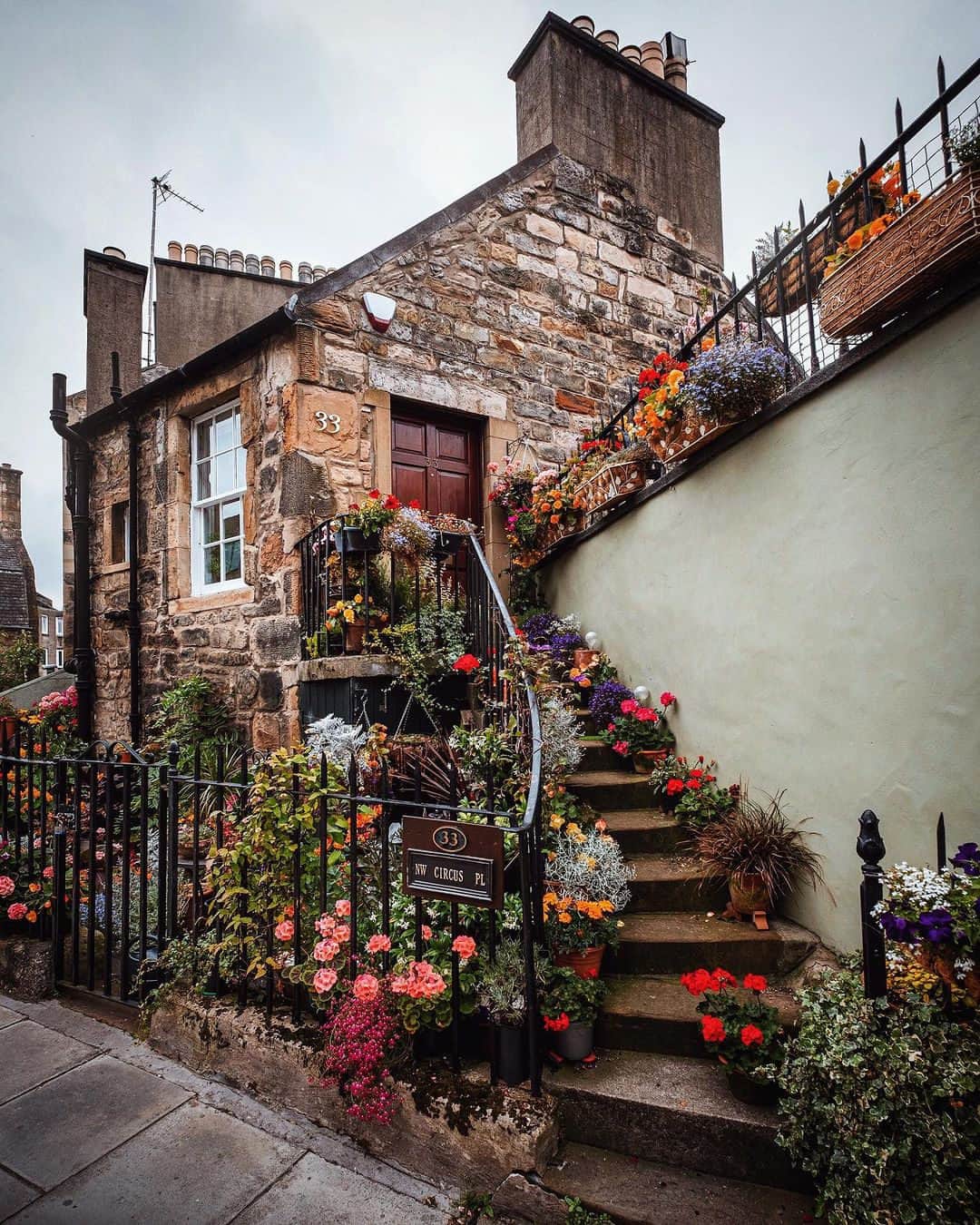 Travel + Leisureさんのインスタグラム写真 - (Travel + LeisureInstagram)「Photo by @themodernleper 🌸  Scotland's magic extends from its quaint small towns to the snow-capped peaks of its romantic, rugged Highlands to its dynamic modern cities like Glasgow and Edinburgh. Get our travel guide at the link in bio.」9月12日 3時15分 - travelandleisure