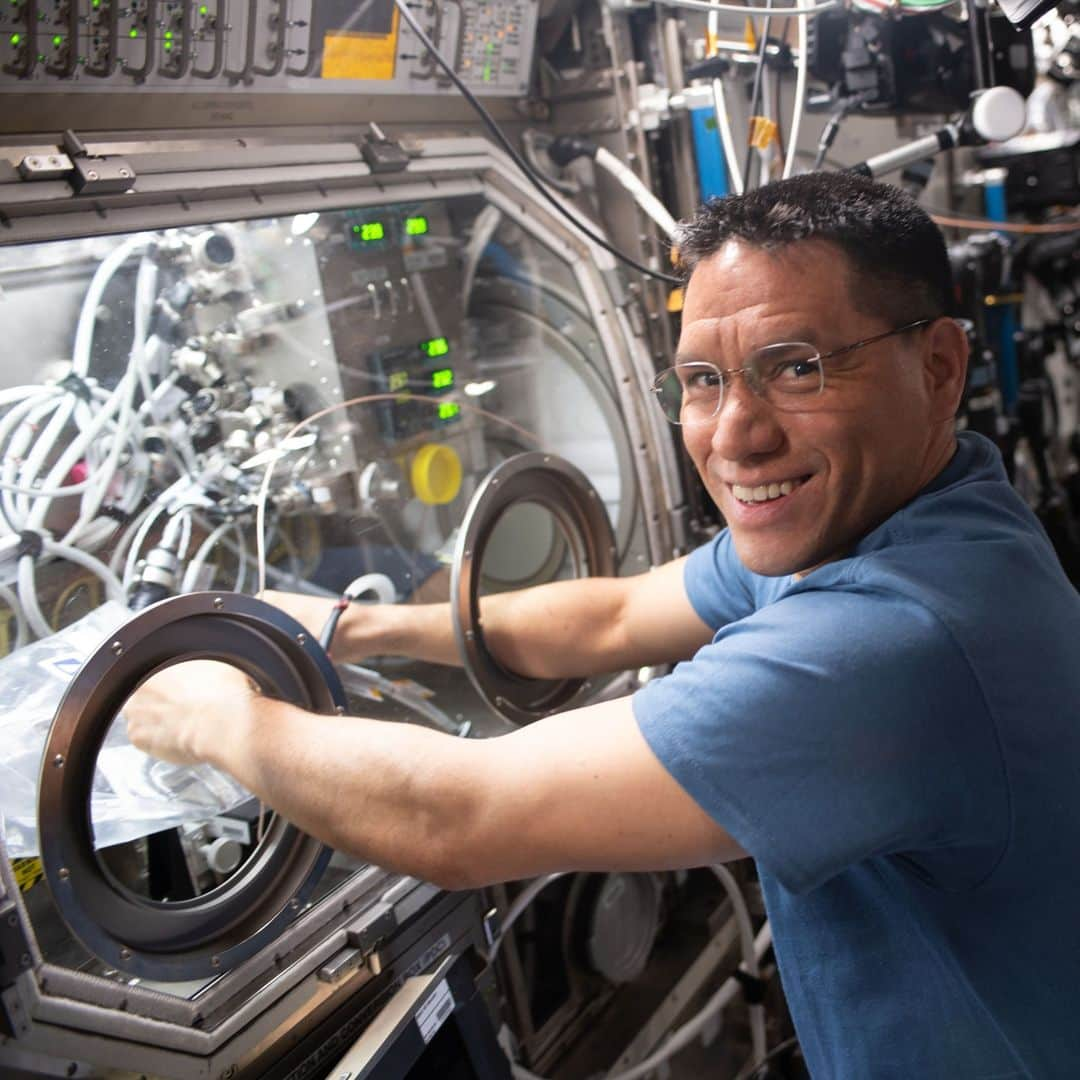 国際宇宙ステーションのインスタグラム：「NASA astronaut Frank Rubio today has surpassed NASA’s single spaceflight record of 355 continuous days in space made by astronaut Mark Vande Hei on March 30, 2022. At 11 a.m. on Tuesday, NASA TV will broadcast a pre-recorded space-to-ground conversation Vande Hei had with Rubio when he congratulated the orbiting astronaut for his record-breaking mission.  Rubio is pictured here working in the Microgravity Science Glovebox on Aug. 21, 2023, swapping graphene aerogel samples for a space manufacturing study. The physics investigation seeks to produce a superior, uniform material structure benefitting power storage, environmental protection, and chemical sensing.  #nasa #astronaut #science #research #international #space #station」