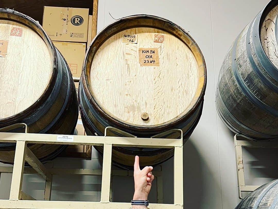 ひぐち君さんのインスタグラム写真 - (ひぐち君Instagram)「北海道岩見沢市栗沢町上幌 「10Rワイナリー」 ブルース・ガットラヴさん🍷🍷 自社農園に続いて、醸造所をご案内いただきました🙏🙏  すぐに繁忙期を迎える醸造所内は、まるで"嵐の前の静けさ"ですが、とてもキレイに片付けられていました👏👏  カスタムクラッシュワイナリー(受託醸造所)として、昨年(2022)は24軒の生産者を受け入れ、10月は137回の仕込みを行ったという‼️ 今年は21軒を受け入れる予定🗓️  「會澤高圧コンクリート」のコンクリートタンク🪨 コンクリートタンクは酸素透過率が高く熟成が早まることで、ワインの味わいにも変化が🤔 ミネラル感のような独特な舌触りも👆  クヴェヴリの部屋🏺 ツヴァイゲルトなど、個性の強い品種に向いているのかも🤔  木村農園のピノノワールが熟成されている樽を発見🪵 余市のワインと空知のワインのそれぞれの特徴を、とてもわかりやすく解説していただきました👏👏  「ワイン造りは一生の仕事。それぞれの一生の旅」と仰っていたブルースさん🧳 そのブルースさんの右腕と言われるのが、上田大輔さん💪💪  お忙しいところ勉強させていただきまして、ありがとうございました🙏🙏  #10Rワイナリー  #北海道 #岩見沢市 #栗沢町  #上幌ワイン  #カスタムクラッシュワイナリー  #會澤高圧コンクリート #スギモト酒店  #日本ワイン 🇯🇵 #japanesewine #vinjaponais  #일본와인 #日本葡萄酒  #wine #vin #vino #wein #vinho  #와인 #葡萄酒 #ワイン #tokyo 🗼 #余市町ワイン大使 🍷 #北海道新聞 📰 https://www.hokkaido-np.co.jp/article/898863/ #髭男爵ひぐち君の語る日本ワインサロン 📚 https://amzn.to/3DBTsSl #ひぐち君の日本ワイン会 💻 https://bit.ly/2KJ9DQy @higehiguchi」9月12日 2時59分 - higehiguchi