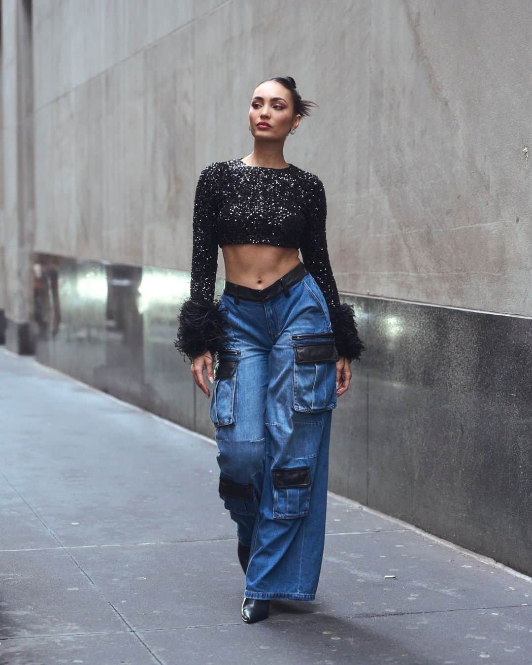 イリス・ミトゥネールのインスタグラム：「Street = personal runway 🖤📷 #NYFW⁠ ⁠ @rbonneynola is serving in this street-style look from  @aliceandolivia ⁠ ⁠ Photo: @selwyn.tungol」