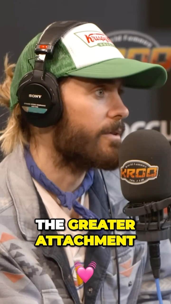 ジャレッド・レトのインスタグラム：「New album drops in just FOUR DAYS 🫣 Dm me therapist recs 🥹  @kroq」