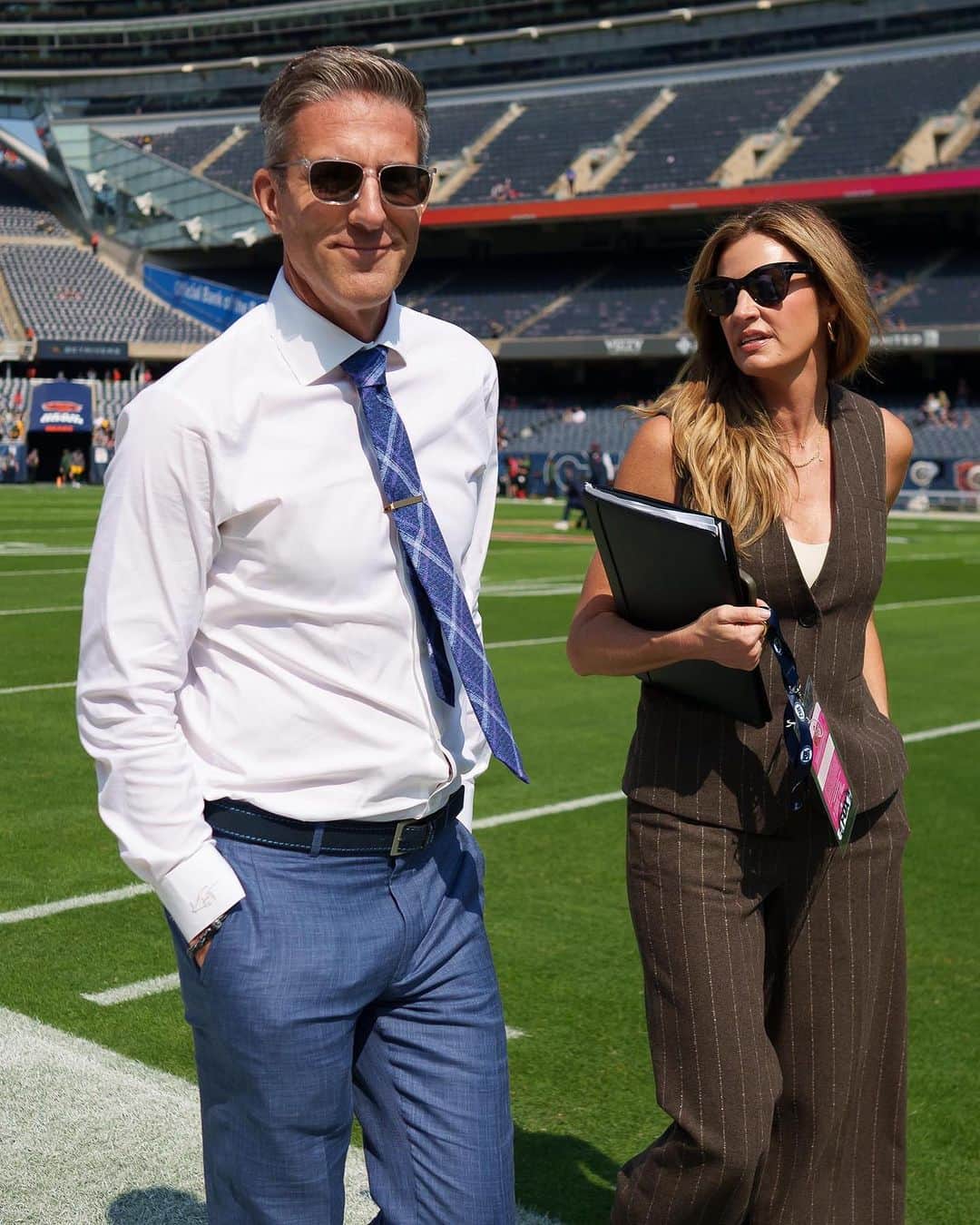 エリン・アンドリューズのインスタグラム：「Pregame Week 1 Olsen’s return 🐻 @nflonfox @kevburkhardt @gregolsen88 Thank you @toddrphoto ❤️🏈」