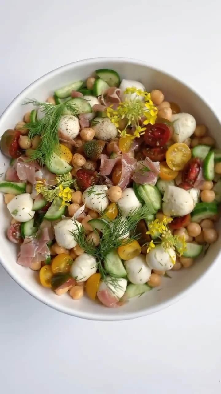 Food52のインスタグラム：「With a base of smooth chickpeas, refreshing cucumbers, and juicy tomatoes, this salad from @thatcheeseplate is the perfect quick lunch. Don't forget about the savory prosciutto, mini mozzarella balls, and a generous drizzle of the lemony vinaigrette (!!!). Grab the recipe at the link in bio. #f52community」