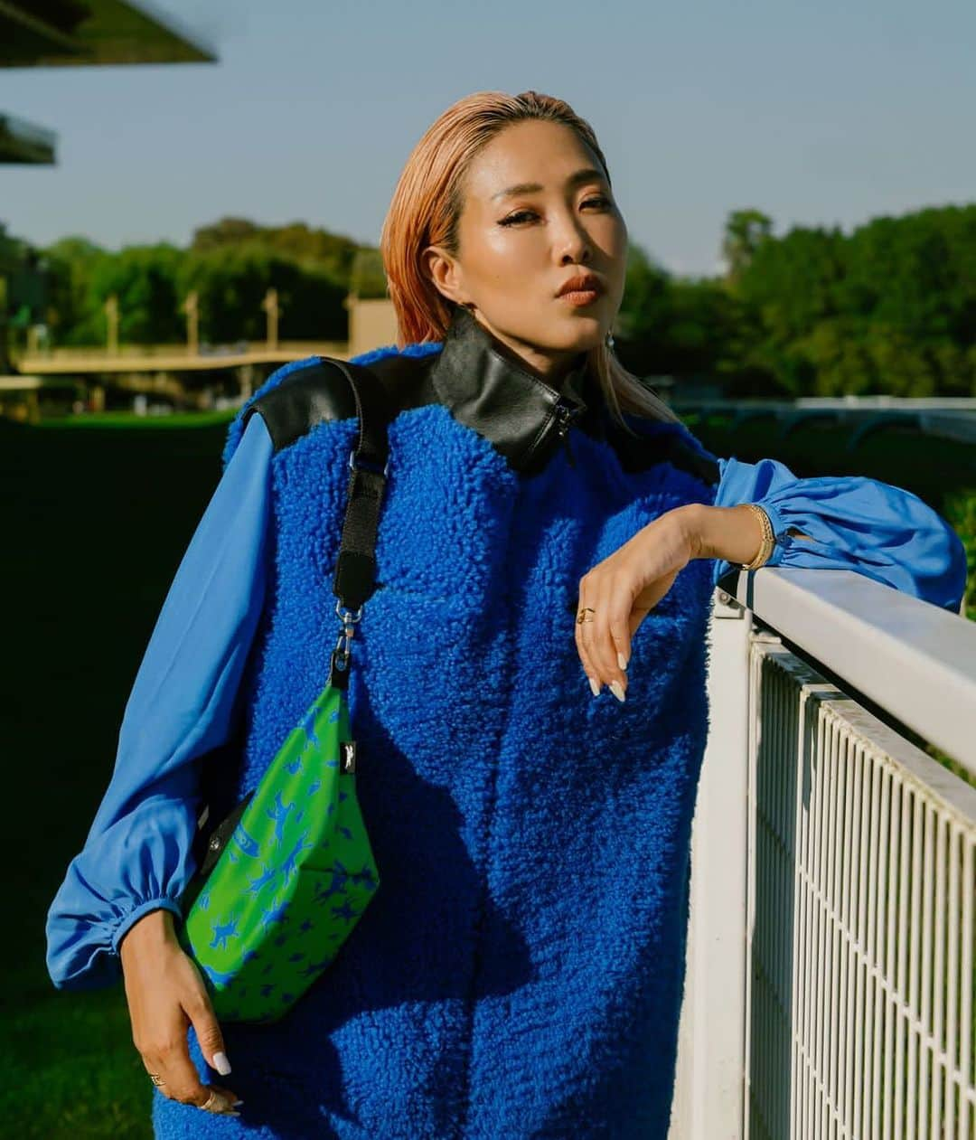 Tigarah e Lauraのインスタグラム：「Had a quick shooting with the best @linebrusegan and @longchamp before my set💙💚💙」