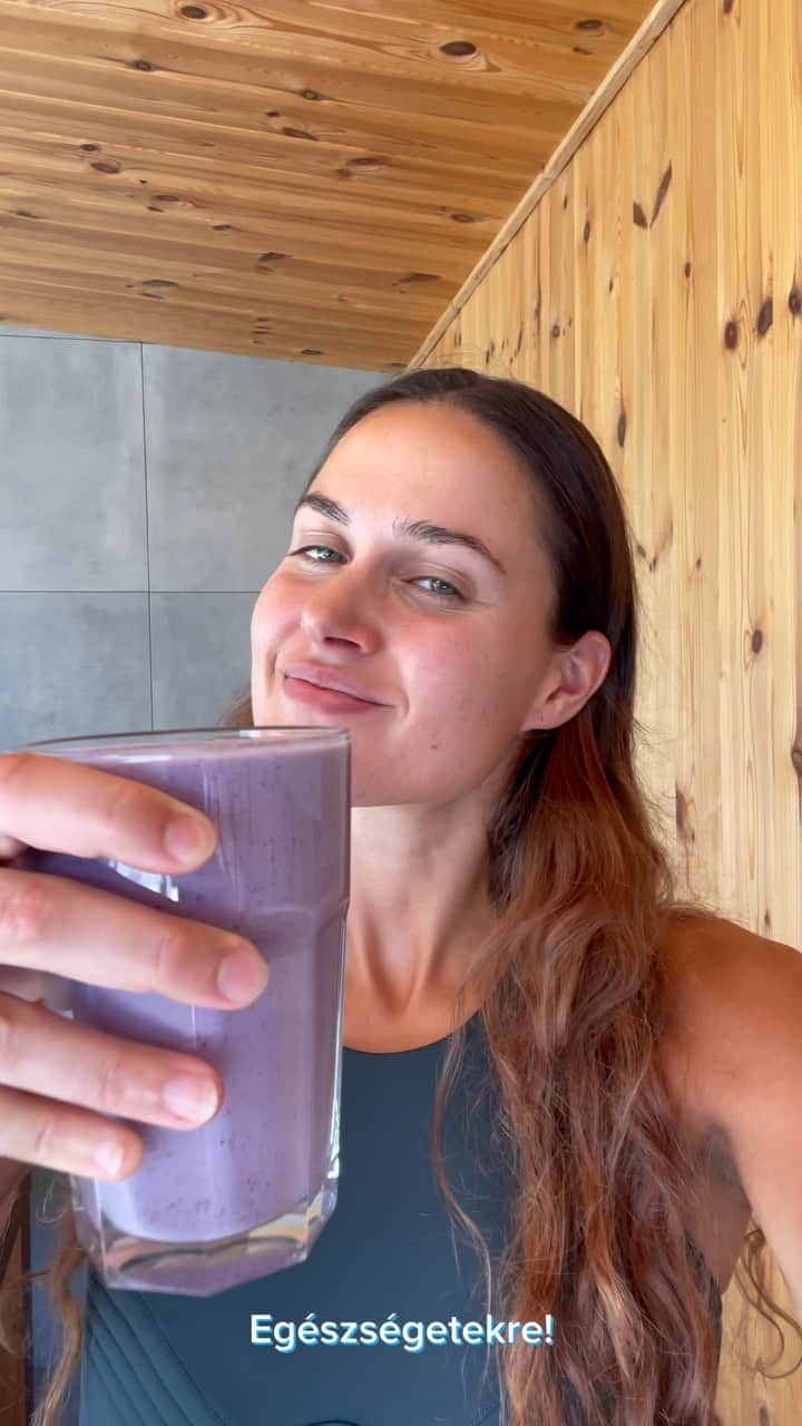 ズザンナ・ヤカボスのインスタグラム：「az edzésekkel a fehérje bevitel is megindult, de legtöbbször csak rohanva iszom egy shaket. Ha van alkalmam, akkor szoktam gyümölcsökkel, jégkockával, fahéjjal vagy pl egy kis mogyoróvajjal feldobni. Jó sok féle íz közül tudtok válogatni, nézzetek szét a @bodyselect_official oldalán, akció is van! Én még mindig a cookies and cream íznél vagyok leragadva 🤤😆 . . . #hirdetés #bodyselect #iamselected #proteinshake #proteinpowder #athletelife #gethealty #getfit #cookiesandcreamproteinpowder」