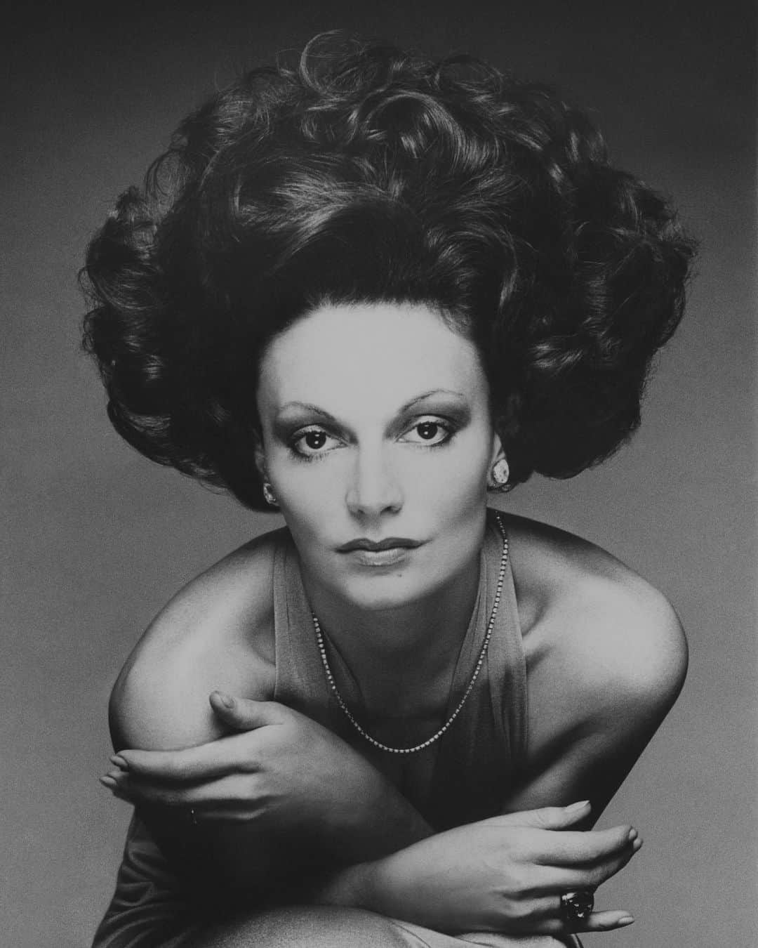 LOVE MAGAZINEのインスタグラム：「Diane von Furstenberg photographed by Bob Stone for Vogue, February 1974.  “Suga did the fantastic hair by using a trick they did in the 1960’s. A piece of cardboard was somehow attached to the back of the head and the hair combed up over it. I love that Diane asked for a smoky eye.” — @sandylinter」