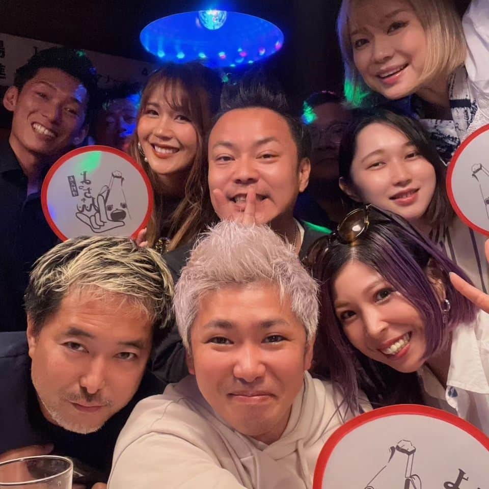 高井俊彦のインスタグラム：「今宵は🌃 田口さん @toridangroup  主催の晩飯会＆やんまつさん・めぐさんのサプライズ誕生日会🎂  一見さんお断りなのが勿体ない、居心地の良さと豊富なお晩菜のお店よっちゃんで楽しい時間を過ごしました🎶 @yoshiyoshi012345678 18:00〜 #kbs京都ラジオ  #キキミミ  を聴きながらの宴🤗  misonoさん @misono_koda_official  ミサイルマン西代 @onikuchan0927  の #夏休みしんきげきといっしょ の裏側トークがたっぷりでそりゃあお酒も進みますぅ〜🙌  突如のドリカムのバースデーソング💓 やんまつさん @yanmatsu9981  めぐさんの誕生日祝い‼️ @megaaayin  その後ー。 どうしても食べたくて #野口太郎ラーメン心斎橋店 @noguchitaroramen_shinsaibashi に行ってまさかのお休み😅 北新地店に行って絶品ラーメンを頂きました✌ @noguchitaroramen  いやぁ〜楽しかったぁ😍」