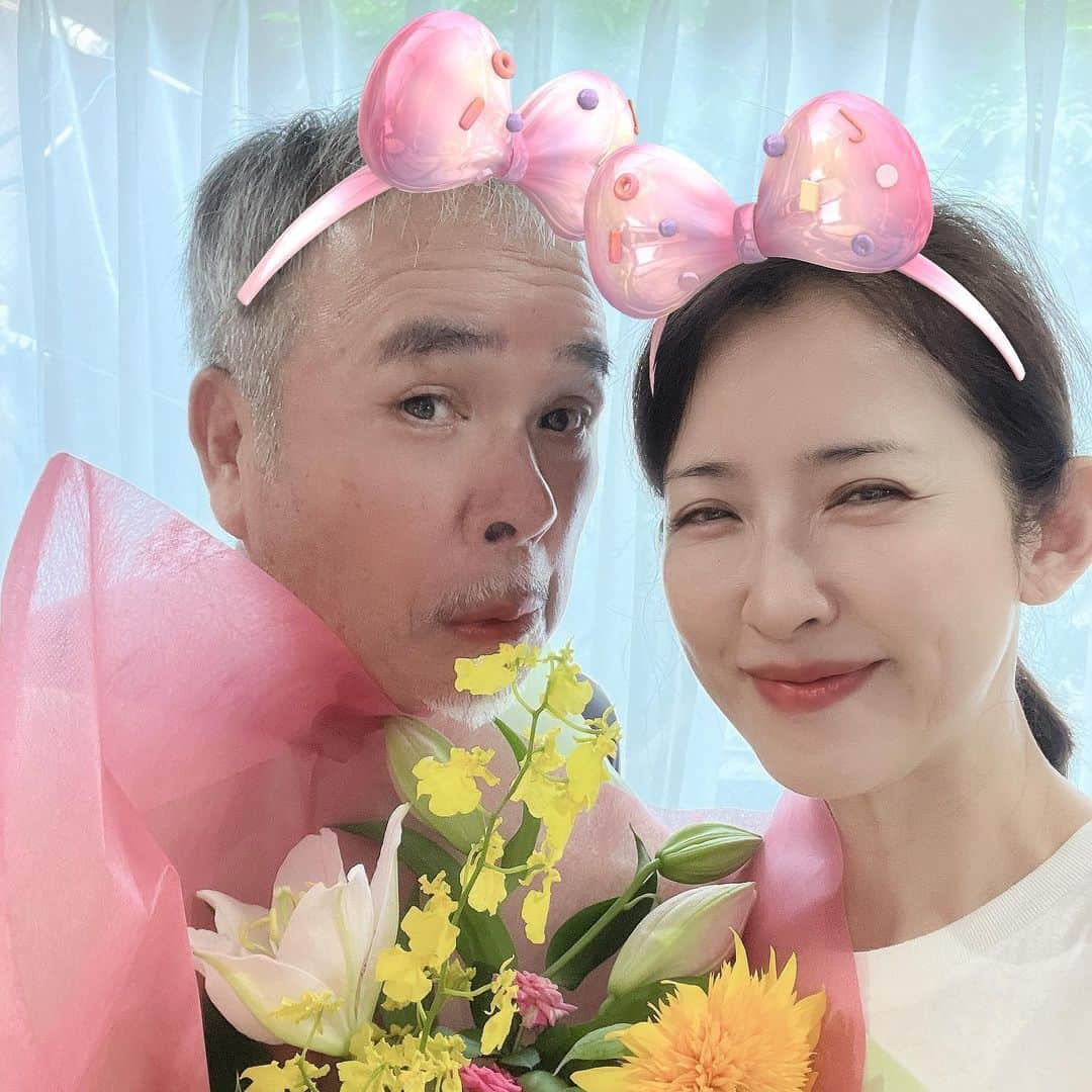 江口ともみさんのインスタグラム写真 - (江口ともみInstagram)「今日は27回目の結婚式記念日💒  毎度の事ですが611→入籍 　　　　　　　911→結婚式  毎年なんとなく2回お祝い🥂  私と結婚した事でぬい好きにもなり、沢山の子供たちを愛してくれるとおさん💓  先日の貧血やら以前の事故での入院や腸閉塞での入院やらと、心配かけてばかりですが、これからも末長くよろしくね😊❣️  妹分、大路恵美ちゃんは毎年お花を届けてくれるのです💐ありがとねー❣️  そして‼️明日もぐたろうとの出演番組OAです💓  「開運！なんでも鑑定団」 またまた人形特集なので、もぐたろうとの出演オファーを頂きました😊❣️地域によって放送日や時間帯違うかもですが、見てねー💓  スタジオに向かうもぐたろうの背中が、もう一丁前のタレント感😆  #fumofumosan #フモフモさん #もぐたろう #結婚式記念日#結婚記念日 #27回目の結婚記念日  #感謝の気持ちを忘れずに #テレビ東京系列 #開運なんでも鑑定団  #人形特集」9月11日 18時50分 - tomomin.eguchi