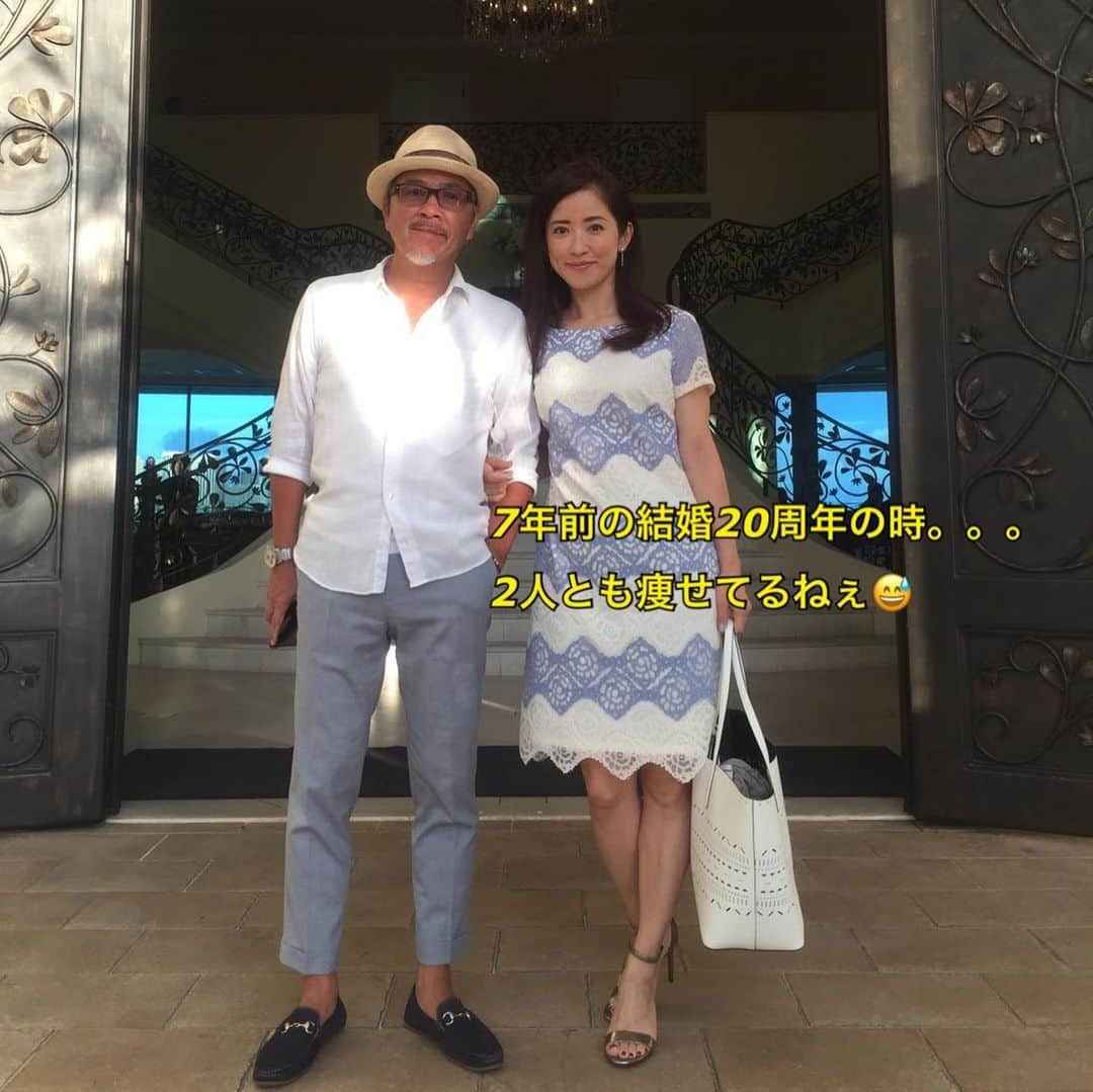 江口ともみさんのインスタグラム写真 - (江口ともみInstagram)「今日は27回目の結婚式記念日💒  毎度の事ですが611→入籍 　　　　　　　911→結婚式  毎年なんとなく2回お祝い🥂  私と結婚した事でぬい好きにもなり、沢山の子供たちを愛してくれるとおさん💓  先日の貧血やら以前の事故での入院や腸閉塞での入院やらと、心配かけてばかりですが、これからも末長くよろしくね😊❣️  妹分、大路恵美ちゃんは毎年お花を届けてくれるのです💐ありがとねー❣️  そして‼️明日もぐたろうとの出演番組OAです💓  「開運！なんでも鑑定団」 またまた人形特集なので、もぐたろうとの出演オファーを頂きました😊❣️地域によって放送日や時間帯違うかもですが、見てねー💓  スタジオに向かうもぐたろうの背中が、もう一丁前のタレント感😆  #fumofumosan #フモフモさん #もぐたろう #結婚式記念日#結婚記念日 #27回目の結婚記念日  #感謝の気持ちを忘れずに #テレビ東京系列 #開運なんでも鑑定団  #人形特集」9月11日 18時50分 - tomomin.eguchi