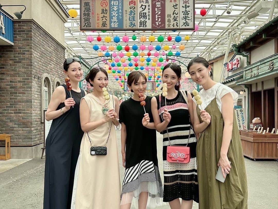 のインスタグラム：「夏の思い出シリーズもそろそろ終わりそう🌻  遊園地&プールなんていつぶりかしら。 みんなで最後の夏の思い出に @seibuenyuuenchi へ🎡  大迫力のウルトラマンライドも、広いプールやウォータースライダーも、レトロな街並みも、子供だけではなく大人も楽しめる場所です！  4枚目、1人おかしい😎🍺  #西武園遊園地 #夏の思い出」