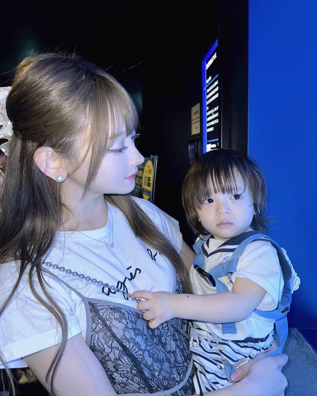 のインスタグラム：「こどもたち水族館デビュー🐟🐠🐡🦭 ⁡ さかなに対する感動はなさそうだった笑 ただ館内を歩くのが楽しかったみたい！ 水槽によっては自分から見に行ったりしていた✌️ ⁡ この日他の幼稚園か保育園の子供達が居て その子達への興味のが強かった😂 ⁡ 雨だったので外のエリア行けなかったから リベンジしにいく❤️‍🔥 ⁡ #水族館 #サンシャイン水族館 #子連れ #子連れお出かけ #子連れ水族館 #mercuryduo #マーキュリーデュオ」