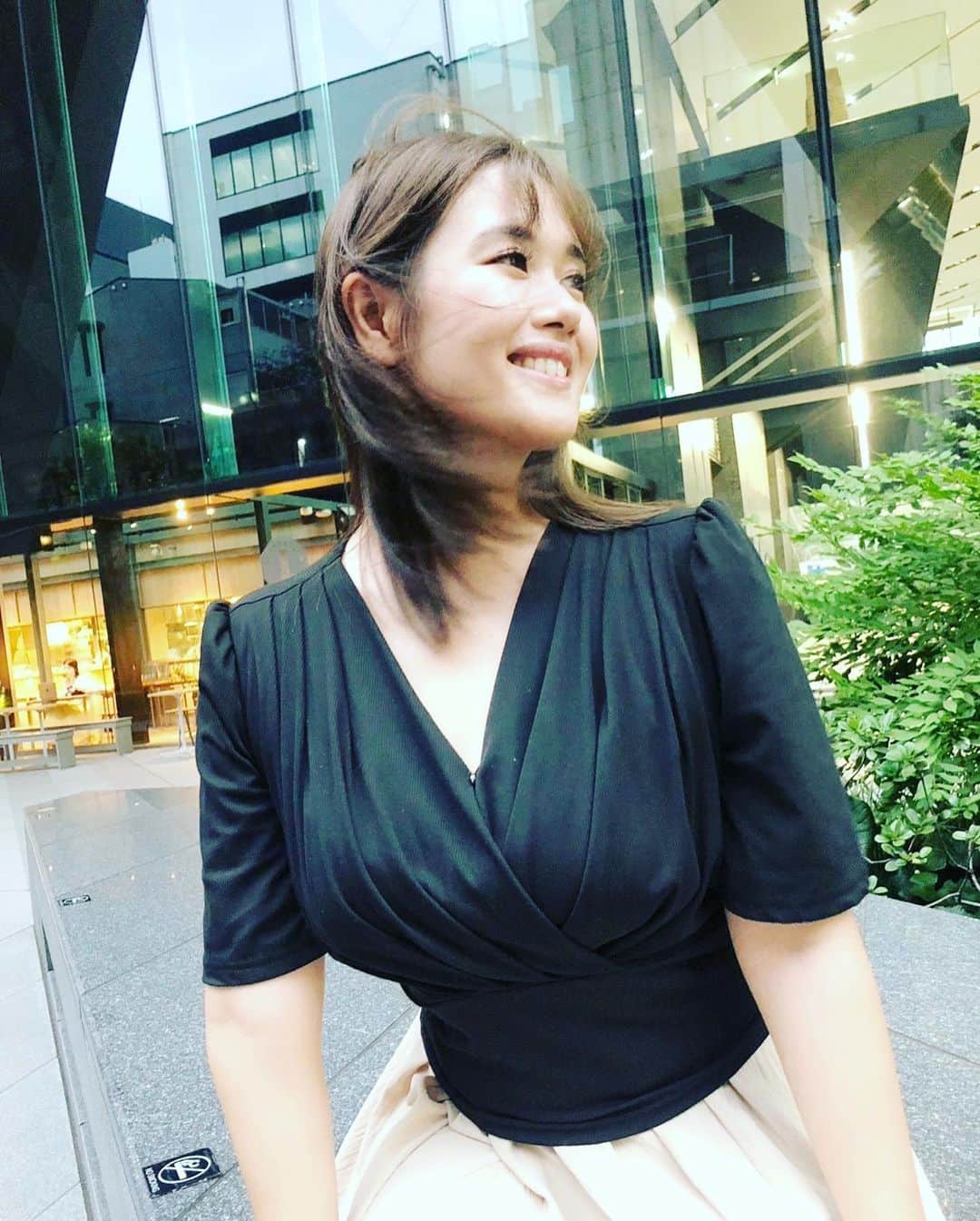 紫咲大佳のインスタグラム：「写真を撮影して頂きました❤️ こうしてみるとよく分かる！ 私が似合うのは、都会より芝生😆」