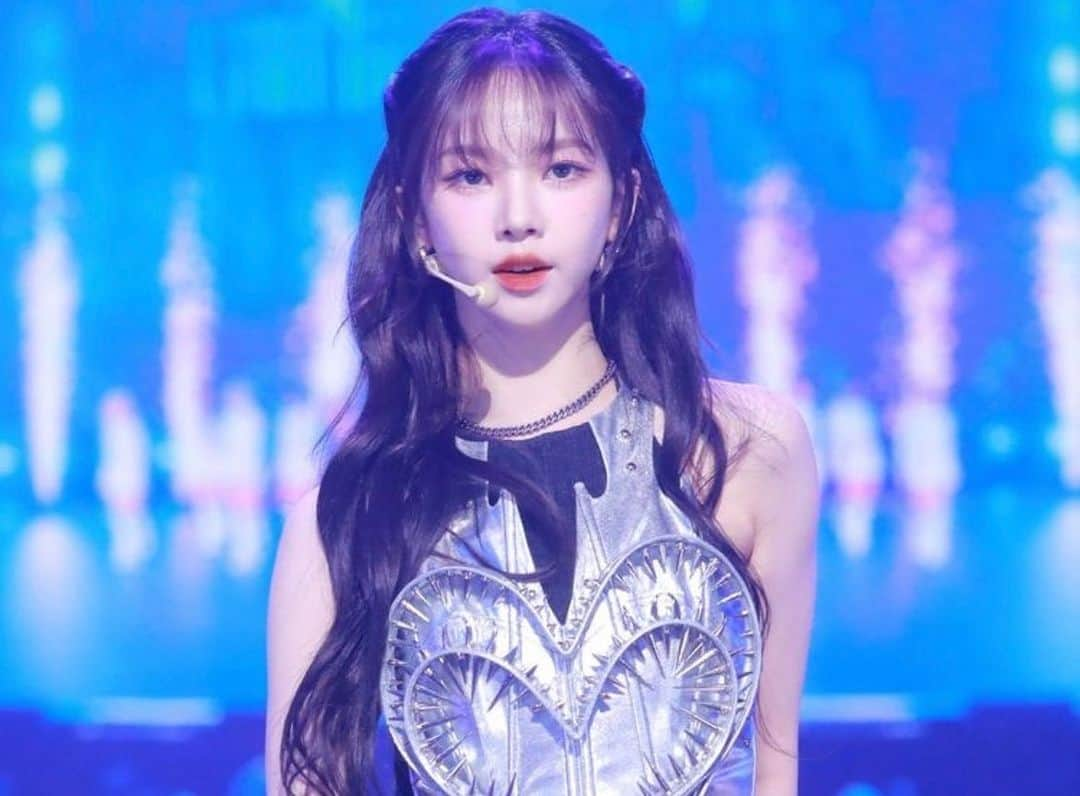 渡邉理佐　ファンアカウントのインスタグラム：「💙#에스파 #카리나 #aespa #yoojimin #aespa好きな人と繋がりたい」