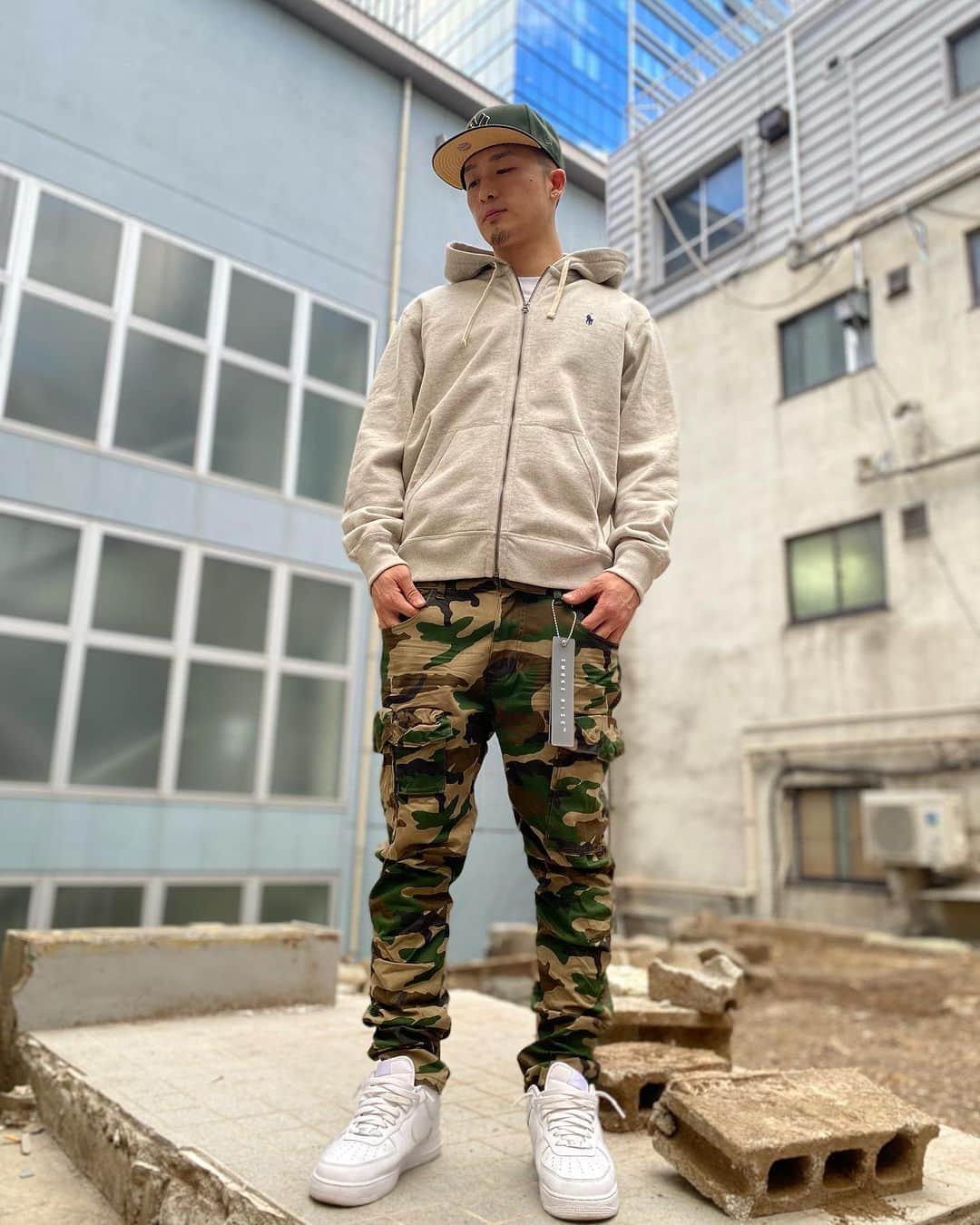 GROW AROUNDのインスタグラム：「ニューヨーク発、日本未上陸のアンダーグラウンドブランドであるSMOKE RISE🔥 その時期のトレンドを取り入れつつリーズナブルな価格帯からNYでも取扱いの多いブランドです😁  今っぽいシルエットで着用できるのでオススメです👌  種類豊富に取り揃えております👍  WEBUPも完了しております✅ 是非ご覧になってみてください🙇‍♂️」