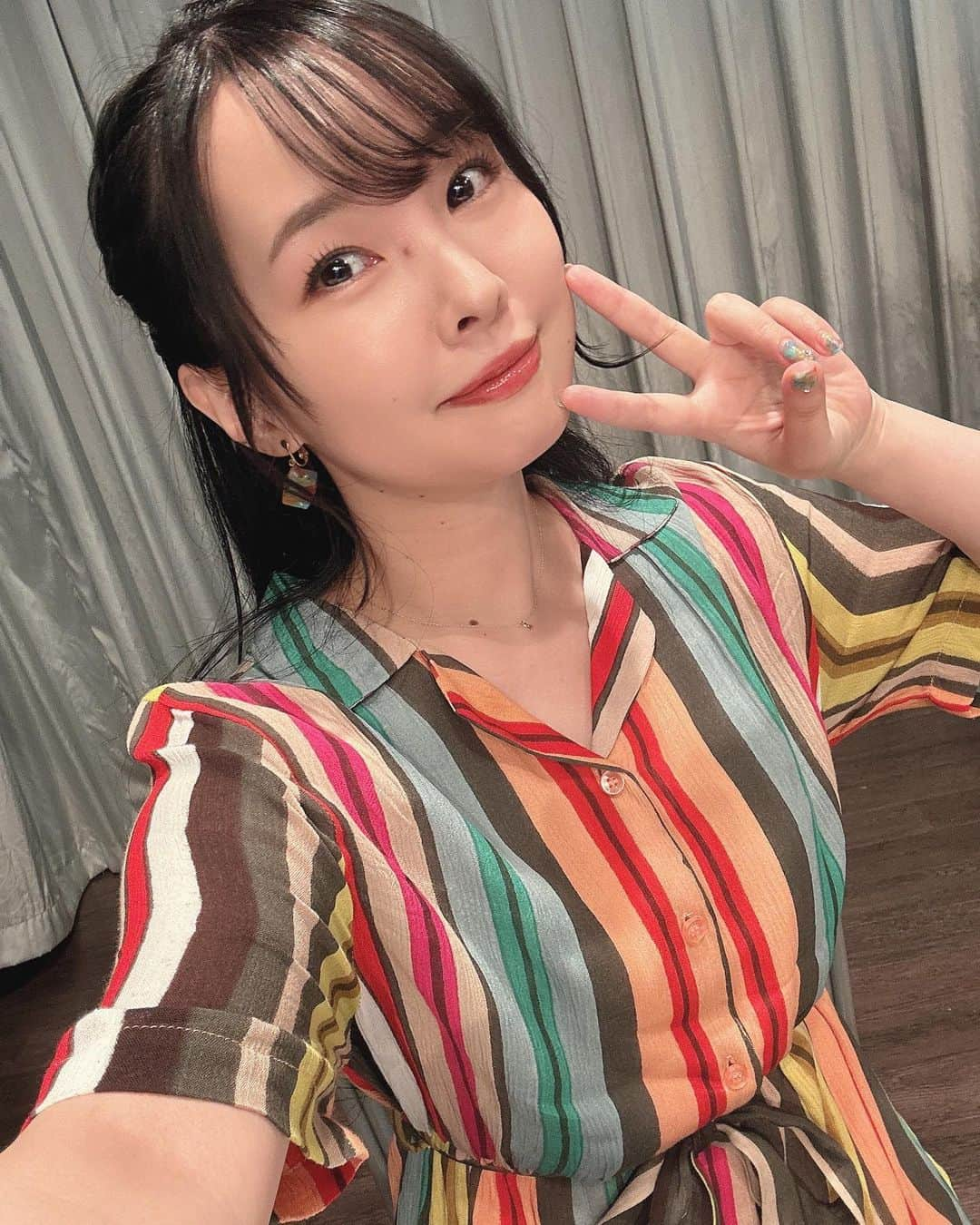 伊藤かな恵のインスタグラム：「今日は、イベント終わって初のかなえるーむだよー！  まだまだ感想などなどメールお待ちしていますー！  ちなみに 1着目のイヤリングも自分で作ったんだよ！  ネイルセルフでお揃いカラーだよー！  作ったかき氷はこんな感じ！  髪型もこんな感じ！  Tシャツもこんな感じ！笑  今日もかなえるーむでお待ちしてまーす★  #ハンドメイド #レジンアクセサリー #セルフネイル #カナエのネイル  #メイドインカナエ   #かなえるーむ #21時から  #伊藤かな恵」