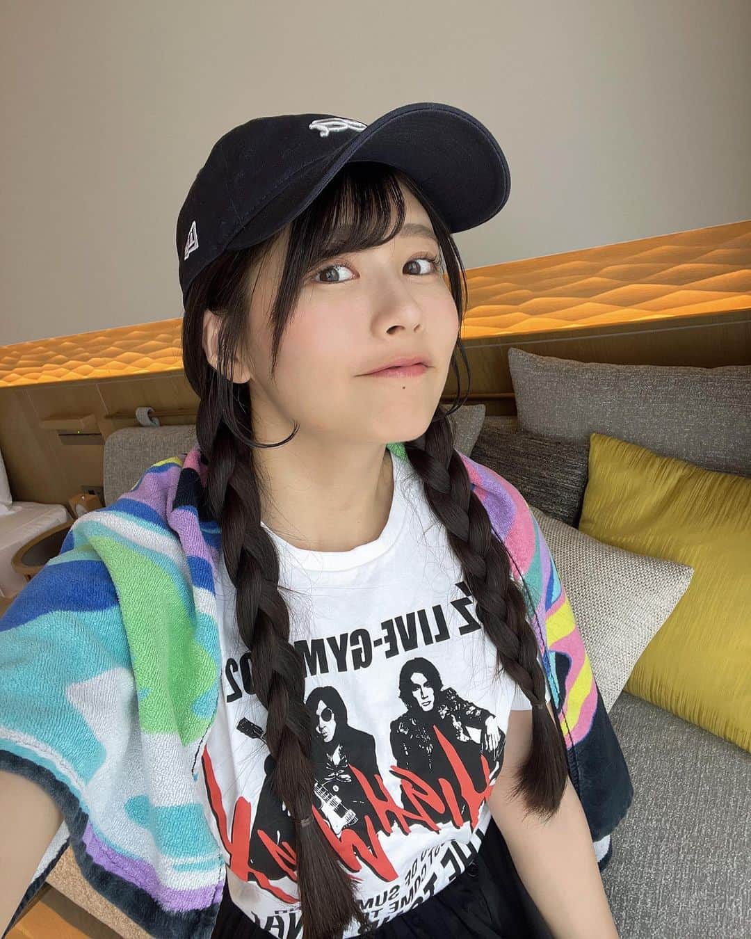 ちとせよしののインスタグラム：「先日のßźLIVE初参戦した時の✌🏻 リストバンド忘れたのだけが心残り…🥲 稲葉さんと一緒に踊れた時めちゃ嬉しかったので、これがオタクの気持ちかー！？となりました( °Д° )笑  私たちのオリジナル曲も一緒に盛り上がれる系なのでみんなに覚えて欲しいなーなんて☺️💕 自分がライブやる前に大好きなßźさんのライブ行けて刺激もらえて良かったです✨️  とにかくパワフルでした…❤️‍🔥  #bz #pleasure2023 #pleasure2023stars」