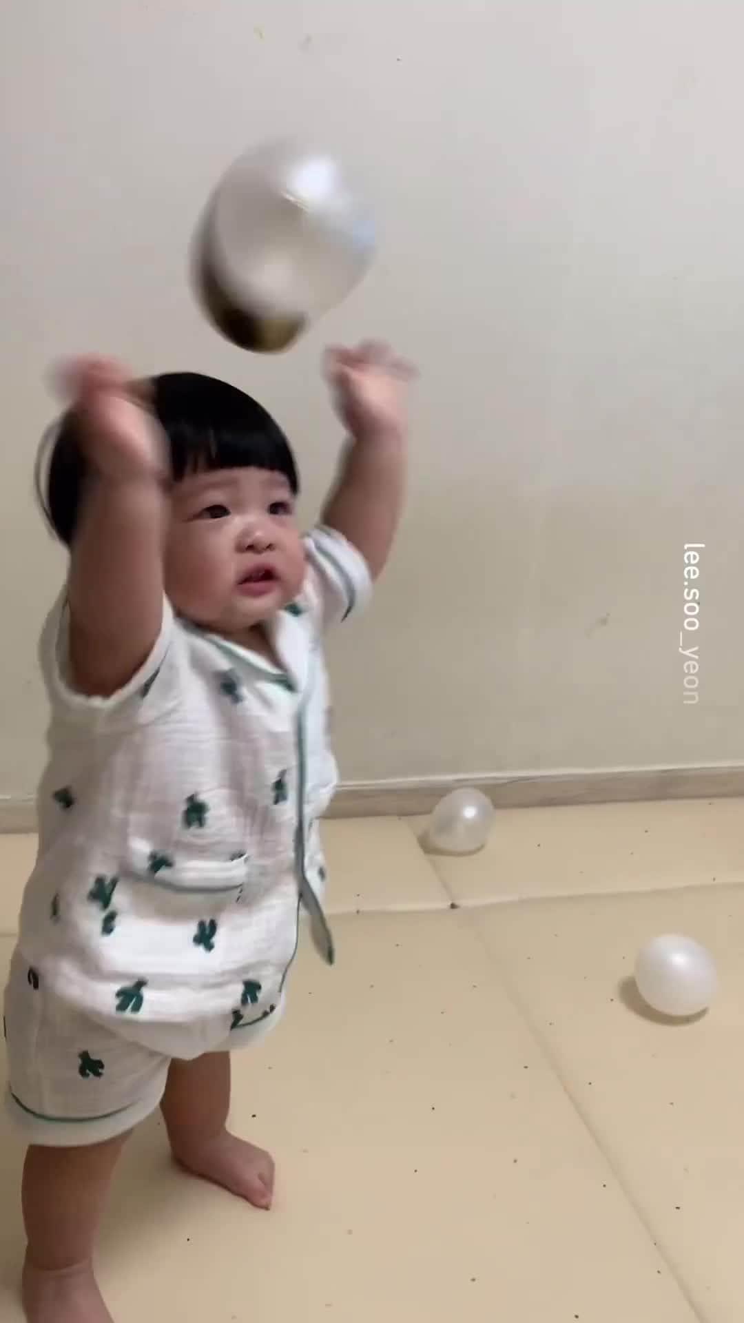 のインスタグラム：「The balloon chose him 📹 @lee.soo_yeon - #baby #balloon  #9gag」