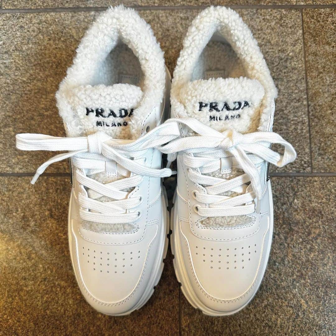 佐達ももこさんのインスタグラム写真 - (佐達ももこInstagram)「🤍☃️🐻‍❄️  @prada   はーーーんかわいすぎる😫🫶 大切に履きます🤍  #prada#pradashoes」9月11日 18時58分 - sadamomodayo