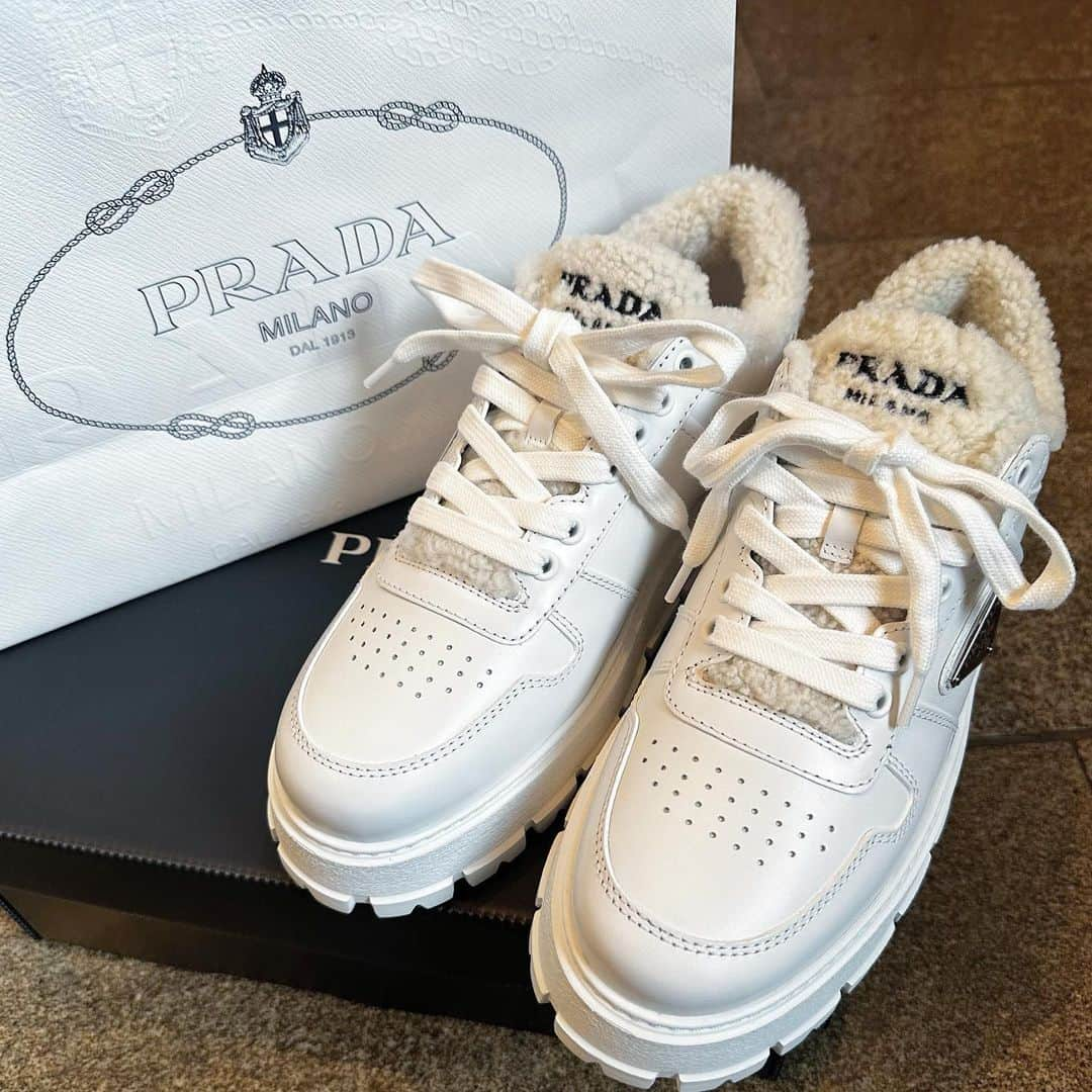 佐達ももこのインスタグラム：「🤍☃️🐻‍❄️  @prada   はーーーんかわいすぎる😫🫶 大切に履きます🤍  #prada#pradashoes」