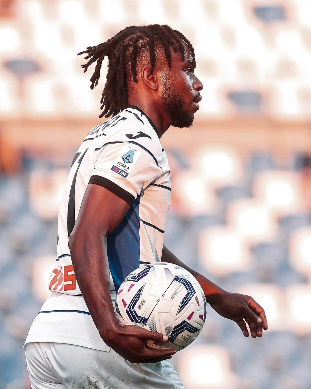 アタランタBCのインスタグラム：「Gol e assist per @molalookman! 👌🏾👀👌🏾 La Nigeria batte 6-0 São Tomé e Príncipe e chiude al primo posto il Girone A. Prossima fermata: Coppa delle Nazioni Africane 🇳🇬  A goal and an assist for #Lookman! 👌🏾👀👌🏾 @ng_supereagles defeat São Tomé and Príncipe 6-0 as they finish on top in Group A. Next stop: #TotalEnergiesAFCON 🇳🇬」