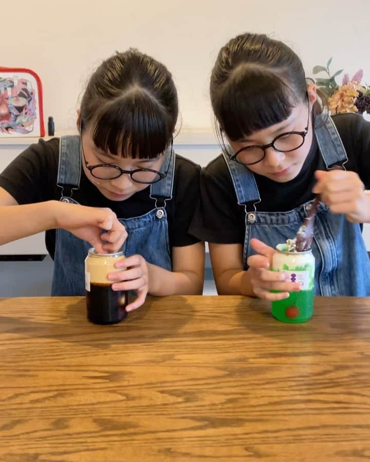 りんか & あんな（ツインガールズ）のインスタグラム：「いやっ これは竹下通りで食べ歩き無理だよね🤭 食べてる人達いたけど、すごいな〜😂 楽しいand美味しいでよかったよかった☺︎ 他にもたくさん種類あって子供達はわくわくするよね〜❤️」