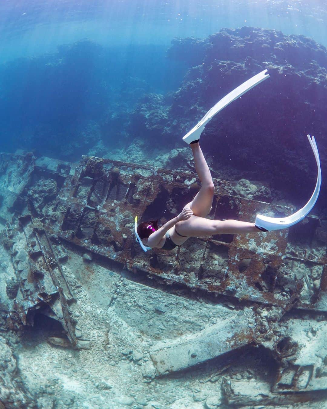 megumiのインスタグラム：「#バラバラ沈船　全貌⚓️ かっこいい😍 　　 夏(もう秋か🤔)に行けるとは思ってなかったから、 タイミング良く行けて嬉しかった☺️ 　  🪸✨🪸✨ 🪸✨🪸✨ 　 Tour🚤 & Photo📷 @takayuki_makiyama   🪸✨🪸✨ 🪸✨🪸✨ 　 　 　 #skindiving #スキンダイビング #underwater #水中写真 #leaderfins #leaderfinsのある生活 #gull #マーメイドスイム #marmaid  #与論島 #ヨロン #ヨロン島 #与論島観光 #yoronisland  #yoron  #ヨロンブルー #sandbar #islandlife #シュノーケル #snorkeling #奄美諸島 #奄美群島 #離島旅 #離島 #鹿児島旅行 #沖縄旅行 #女子旅 #japantravel」