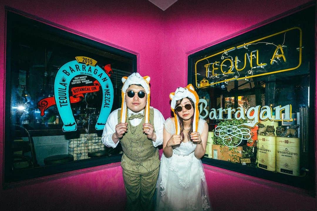 STUDIOSUNS DE&COのインスタグラム：「. ご指名ありがとうございました🥰✌️ 本日のアメリカンビレッジのショット😀🫰 秋田からお越しいただいたおふたりによる秋田犬ショット🤣さいこうでした！！笑  . 皆様からのご指名お待ちしてます〜🙋‍♂️ 関野指名ですが、現在2023年内のみ承ってます🙏 . 10月ご予約、本島、宮古島ともに残り僅かです🥹 お早めにどうぞー！！1年で1番おすすめ時期です✌️ .  . ビーチフォトを撮る上で、『青色』を大事にしてます。僕の空や海の青色がお好きな方は、ぜひご指名してくださいね🥰最高に楽しい時間を提供します👋 是非沖縄でのウェディング撮影ご検討ください😵‍💫  . 9月10月とたくさんご指名頂いてます♪ 売り切れてしまう前にぜひ声かけてください🥹 . 🤣指名料3万円で承ってます！ .  photographer  せっきー(関野) @sekino.deco.ph   hairmake @enta.deco.hm  . #撮る結婚式  という幸せを #デコルテフォト   . @decollte_weddingphoto @d_weddingphoto_jp  @studiosuns_okinawa   #前撮り  #花嫁ヘア  #プレ花嫁準備 #日本中のプレ花嫁さんと繋がりたい #weddingphotography  #和装前撮り #プレ花嫁さんと繋がりたい #卒花嫁レポ#cherish_photo_days  #前撮りレポ #ウェディングヘア  #チェリフォト  #プレ花嫁2023 #marryxoxo  #ウェディングフォト  #ビーチ前撮り  #沖縄カメラマン  #宮古島カメラマン  #ロケーションフォト  #洋装前撮り  #ウェディングドレス  #宮古島  #沖縄前撮り  #宮古島前撮り  #宮古島フォトウェディング  #ナチュラルウェディング　  フォトグラファー、ヘアメイク、フォトプランナーを募集中！ 　@decollte_recruit」