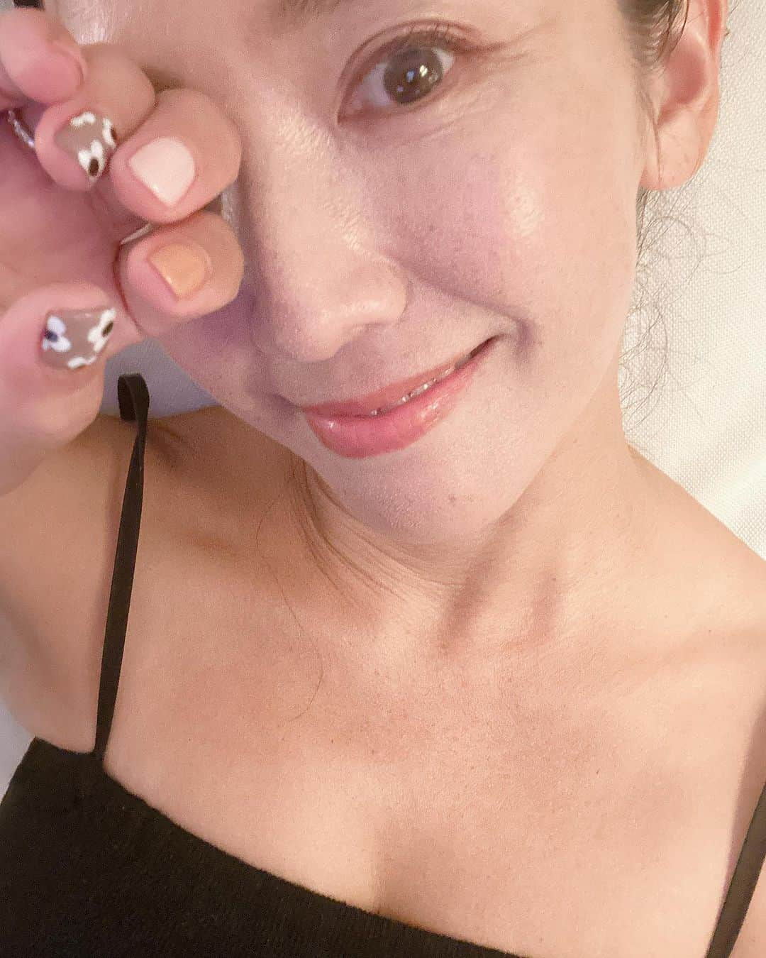 坂木優子さんのインスタグラム写真 - (坂木優子Instagram)「♡ ♡ ♡  そろそろ秋の気配を感じて nailも　autumn colorに🤍 シンプルなんだけど　lovelyな感じにキュンです🤍 来週のpartyのドレスにも似合うはず🤍 足元もおそろ🤍 あーかわい　かわいー♡かわーい♡ 気持ちもアガリマス🤍  @uminail_insta  kumiちゃん エステにも来てくれて たくさんお友だちもご紹介してくれて♡ いつもkumiちゃんの柔らかい優しい笑顔に癒されてます✨ そんなわたしは　今日も爆睡w ご丁寧なお仕事をありがとうございます🤍  #ネイル #ジェルネイル #オータムネイル #秋ネイル #秋コーデ#おそろい #ネイルデザイン #海のそば #サロン #ネイルサロン #thankyou #beautycare #cute #handmade #handnail #football #beachlife   #坂木優子」9月11日 18時59分 - beacheyuko