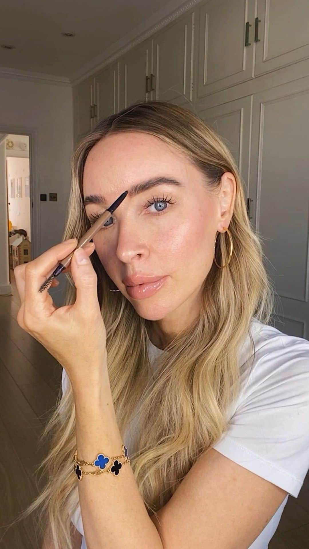ローレン・ポープのインスタグラム：「BROW ROUTINE ✍🏼  I keep it pretty simple with a couple of products and I’m all about keeping it soft and smudged, I just don’t suit anything too defined 🤷🏼‍♀️  Is this similar you how you do it??」