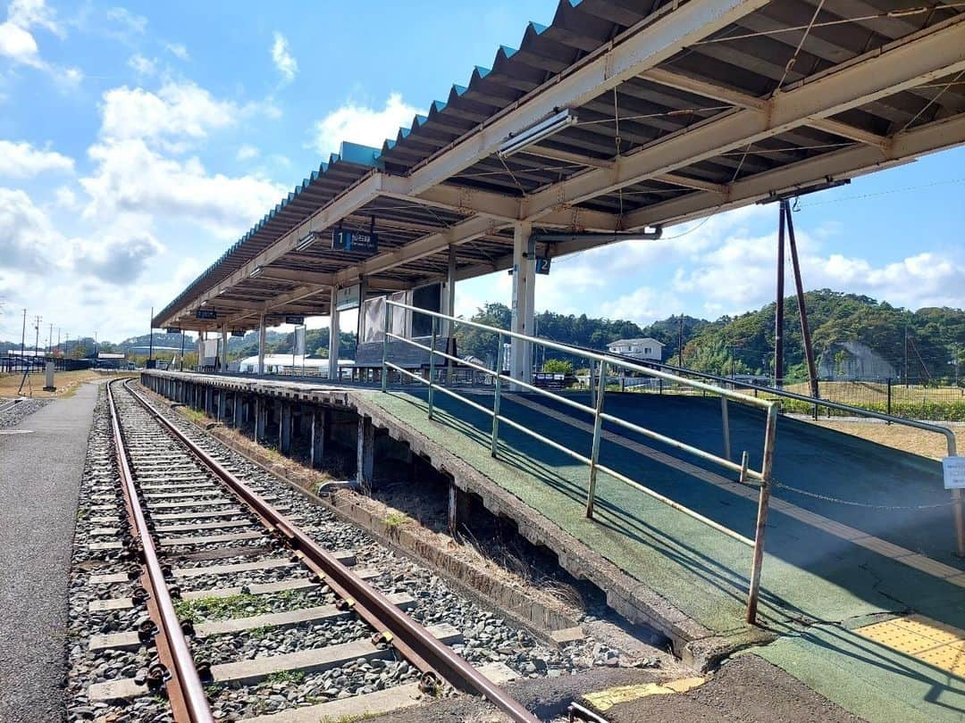 宮城県観光課さんのインスタグラム写真 - (宮城県観光課Instagram)「今日は「東松島市震災復興伝承館」をご紹介  東松島市震災復興伝承館は、被災したJR仙石線旧野蒜駅を活用した施設です。 旧野蒜駅のプラットホームや線路が保存されており、震災当時や復興の軌跡を、写真やパネル展示などを通して震災の記憶を伝えています。  震災遺構として当時のまま残されているプラットホーム・線路や、伝承館２階に展示されている券売機からは、津波の威力がうかがえます。  伝承館２階では被災された地域の人々の経験を、ビデオを通して知ることができ、東日本大震災からの教訓を学ぶことができます。 同じく２階には旧野蒜小学校の屋内運動場に設置されていた時計が展示されており、地震発生時刻で針が止まっています。  伝承館１階では、東日本大震災後に寄せられた千羽鶴に込められた気持ちを風化させず保存できるように、作品に封入し展示されています。  東日本大震災から12年と６月が経ちました。 東日本大震災について学び、その教訓を生かし防災・減災につなげましょう。  #宮城 #観光 #miyagi #宮城観光 #tohoku #宮城おでかけ #3.11 #東松島市震災復興伝承館 #震災遺構 #東日本大震災 #旧野蒜駅 #東日本大震災を忘れない #あの日を忘れない #復興 #笑顔咲くたび伊達な旅」9月11日 19時00分 - miyagi_pref_kankou