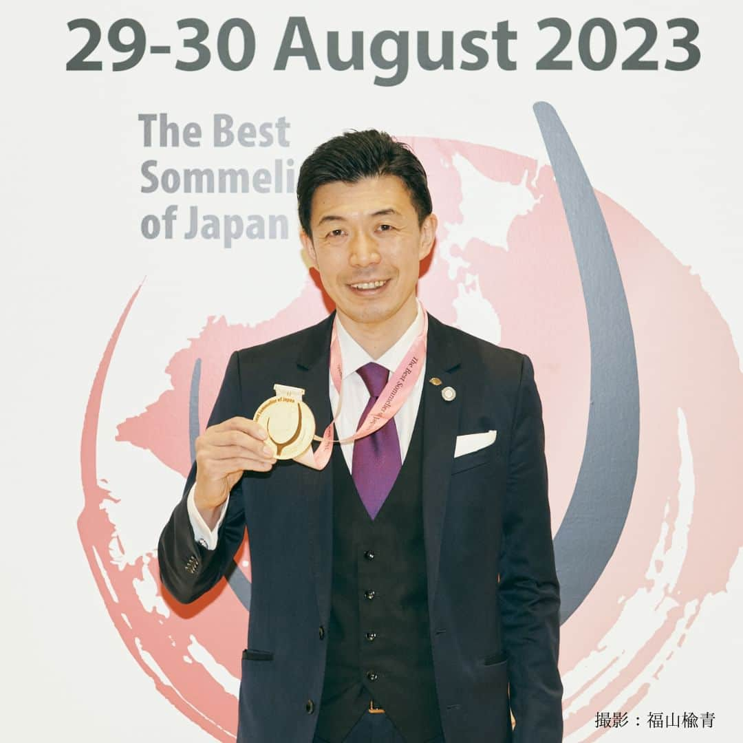 Mandarin Oriental, Tokyoさんのインスタグラム写真 - (Mandarin Oriental, TokyoInstagram)「We are immensely proud to share that our Director of Wines, Akihiko Nosaka was awarded the “Best Sommelier of Japan 2023”. Along with Akihiko Nosaka, two more of our sommeliers — Hiroki Ikeda and Maika Yamamoto — also made it to the competition’s semi-finals. Their remarkable accomplishments fill us with tremendous pride and also boosts our confidence in the ability of our sommelier team to deliver truly unforgettable dining experiences to our valued guests.  Please explore the link to discover more about ’The Wine Program 2023', where the fervour of our sommeliers, chefs and service teams converge in harmony, creating a memorable culinary journey.  当ホテルのディレクター オブ ワインである、野坂昭彦が「第10回全日本最優秀ソムリエコンクール」におきまして優勝し、池田大輝ならびに山本麻衣花の2名が、準決勝まで進出しましたことをお知らせいたします。 この特筆すべき結果を誇りに、今後もソムリエチーム一同、ご来館いただく全ての大切なお客さまに、極上のダイニング体験をご提供してまいります。  ソムリエをはじめ、シェフ、サービスチームの情熱が融合した、「ワインプログラム 2023」の詳細は、リンクよりご確認ください。 … Mandarin Oriental, Tokyo @mo_tokyo   #MandarinOrientalTokyo #MOtokyo #ImAFan #MandarinOriental #Nihonbashi #sommelier #wineprogramme2023  #マンダリンオリエンタル #マンダリンオリエンタル東京 #東京ホテル #日本橋 #日本橋ホテル #ソムリエ」9月11日 19時00分 - mo_tokyo