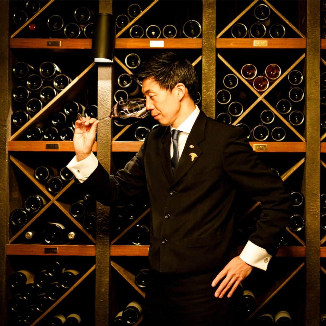 Mandarin Oriental, Tokyoさんのインスタグラム写真 - (Mandarin Oriental, TokyoInstagram)「We are immensely proud to share that our Director of Wines, Akihiko Nosaka was awarded the “Best Sommelier of Japan 2023”. Along with Akihiko Nosaka, two more of our sommeliers — Hiroki Ikeda and Maika Yamamoto — also made it to the competition’s semi-finals. Their remarkable accomplishments fill us with tremendous pride and also boosts our confidence in the ability of our sommelier team to deliver truly unforgettable dining experiences to our valued guests.  Please explore the link to discover more about ’The Wine Program 2023', where the fervour of our sommeliers, chefs and service teams converge in harmony, creating a memorable culinary journey.  当ホテルのディレクター オブ ワインである、野坂昭彦が「第10回全日本最優秀ソムリエコンクール」におきまして優勝し、池田大輝ならびに山本麻衣花の2名が、準決勝まで進出しましたことをお知らせいたします。 この特筆すべき結果を誇りに、今後もソムリエチーム一同、ご来館いただく全ての大切なお客さまに、極上のダイニング体験をご提供してまいります。  ソムリエをはじめ、シェフ、サービスチームの情熱が融合した、「ワインプログラム 2023」の詳細は、リンクよりご確認ください。 … Mandarin Oriental, Tokyo @mo_tokyo   #MandarinOrientalTokyo #MOtokyo #ImAFan #MandarinOriental #Nihonbashi #sommelier #wineprogramme2023  #マンダリンオリエンタル #マンダリンオリエンタル東京 #東京ホテル #日本橋 #日本橋ホテル #ソムリエ」9月11日 19時00分 - mo_tokyo