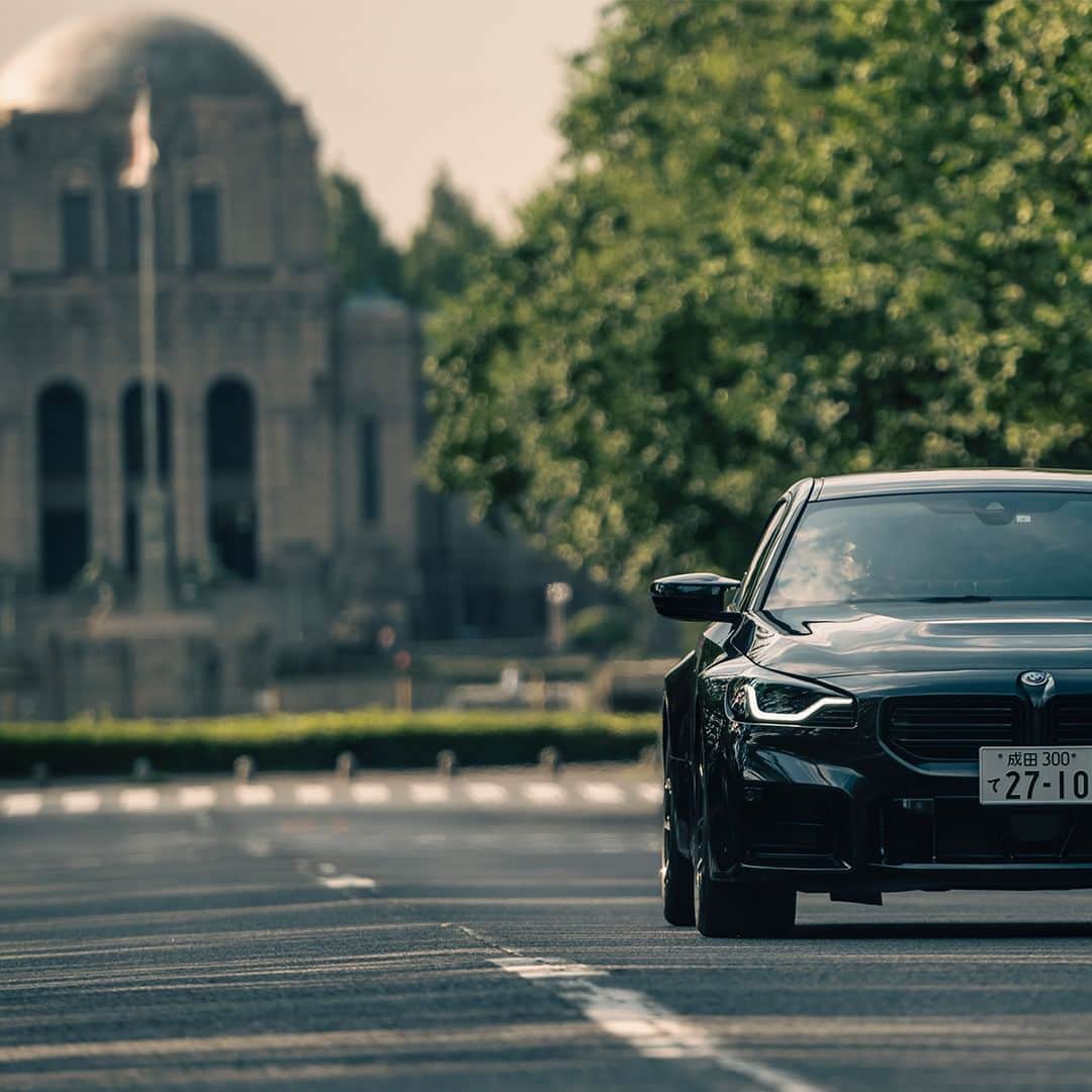 BMW Japanのインスタグラム：「THE M2 明治神宮外苑で、BMW M2と秋風を駆けぬける。  BMW M2 クーペ ブラック・サファイア 最高出力：460 馬力〔338 kW〕*ヨーロッパ仕様車値  #BMW #駆けぬける歓び #BMWJapan #THEM2 #BMWM #BMWgram #bimmer #BMWlove #BMWlife」