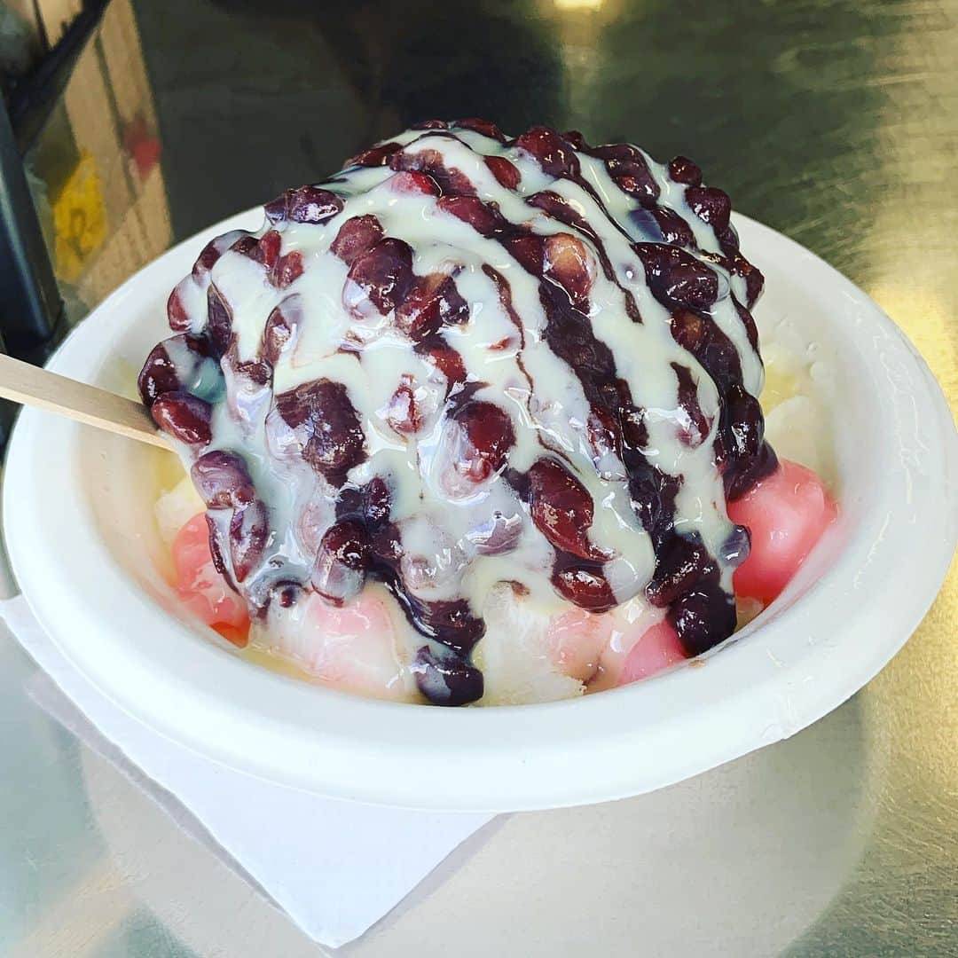 志摩有子さんのインスタグラム写真 - (志摩有子Instagram)「こちらも変わらない味。 ワイオラシェーブアイスのアズキボウル。ふわふわのかき氷に甘さもほどよいゆであずきと練乳がたっぷり。可愛いピンクと白のお餅がまた泣かせる。ここではこれ一択。  #かき氷 #ハワイでも　#氷活 #shaveice  #ariko_hawaii  #ハワイ備忘録 #ariko旅」9月11日 19時00分 - ariko418