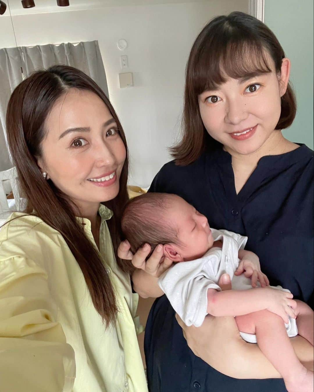 水野佑香さんのインスタグラム写真 - (水野佑香Instagram)「ゴン3のブリちゃんのbabyが この世界に来てくれました👶🩷  病院はまだ親以外面会不可だったから 退院してすぐに会いに行ったよ🩷  可愛すぎて可愛すぎてキュンです🫰  産まれたてと思えない クッキリ顔の美男子くんでしょ？✨  そしてゴングロ三兄弟with U 4人全員で会えて嬉しい🩷  みんな、ママになったね☺︎   いろんなことをしゃべって、 たくさん笑って、 いつ会っても距離感のない 4人のこの感じが大好き💕  次回は子供達も一緒に遊びたいね☺︎  #出産祝い  #出産おめでとう  #ゴングロ三兄弟  #ゴングロ三兄弟withu  #新生児  #将来が楽しみだ  #baby」9月11日 19時01分 - mizuno_yuka