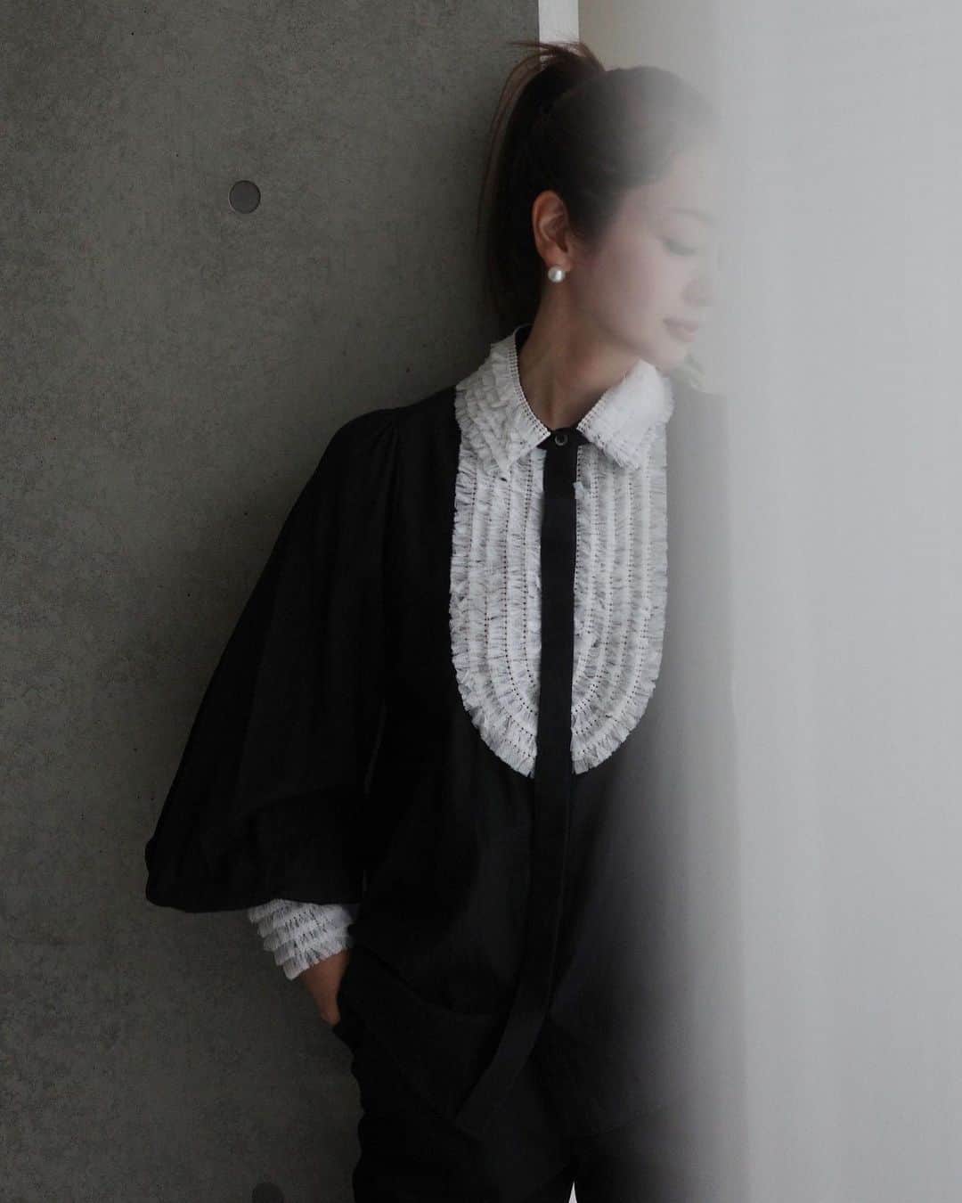 のインスタグラム：「TIMELESS CLASSIC 🖤  約20mの繊細なチュール生地を施したブラウス シルクのようなほんのり艶やかな風合いで 植物由来の繊維で自然に放置されても生分解される(土に還る♻︎)地球に優しい素材でお仕立ていたしました。  【TULLE FLOWER BLOUSE】 9/15(fri)21:00-オンライン再入荷  #akiki#blouse」