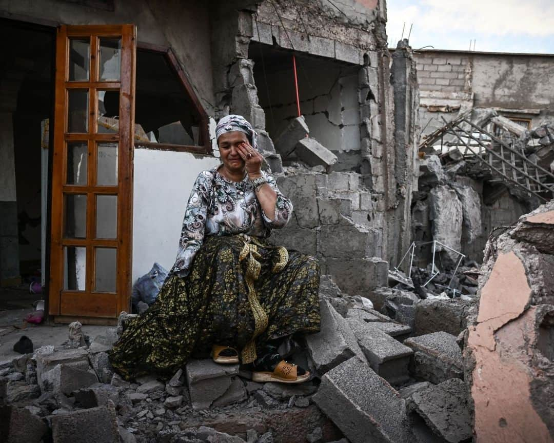 AFP通信さんのインスタグラム写真 - (AFP通信Instagram)「Morocco rescuers scour rubble for survivors after quake kills 2,100⁣ ⁣ Rescuers face a growing race against time to dig any survivors from the rubble of devastated villages in Morocco's Atlas mountains, three days after the country's strongest-ever earthquake⁣ ⁣ Friday's 6.8-magnitude quake struck 72 kilometres (45 miles) southwest of the tourist hub of Marrakesh, wiping out entire villages in the hills of the Atlas mountains. On Sunday an aftershock of magnitude 4.5 rattled the same region.⁣ ⁣ 📷 @fadelsenna⁣ 📷 @philippe_lopez⁣ #AFP」9月11日 19時04分 - afpphoto