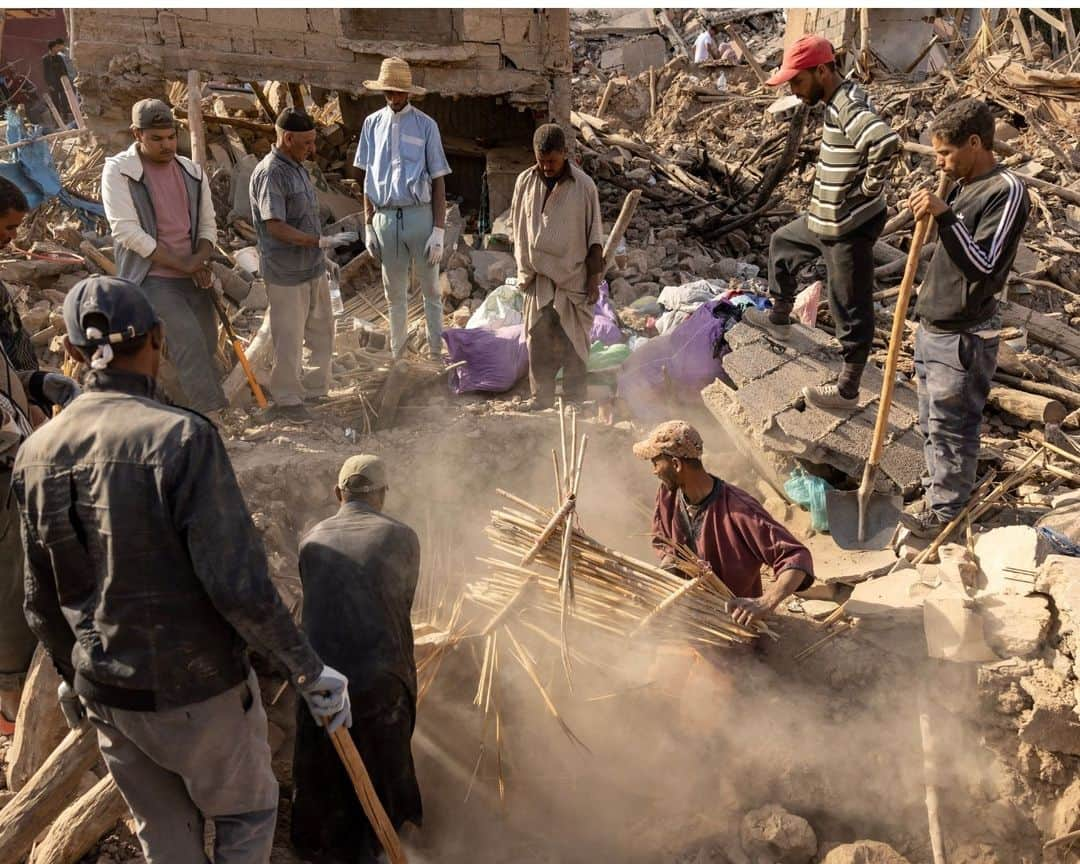 AFP通信さんのインスタグラム写真 - (AFP通信Instagram)「Morocco rescuers scour rubble for survivors after quake kills 2,100⁣ ⁣ Rescuers face a growing race against time to dig any survivors from the rubble of devastated villages in Morocco's Atlas mountains, three days after the country's strongest-ever earthquake⁣ ⁣ Friday's 6.8-magnitude quake struck 72 kilometres (45 miles) southwest of the tourist hub of Marrakesh, wiping out entire villages in the hills of the Atlas mountains. On Sunday an aftershock of magnitude 4.5 rattled the same region.⁣ ⁣ 📷 @fadelsenna⁣ 📷 @philippe_lopez⁣ #AFP」9月11日 19時04分 - afpphoto