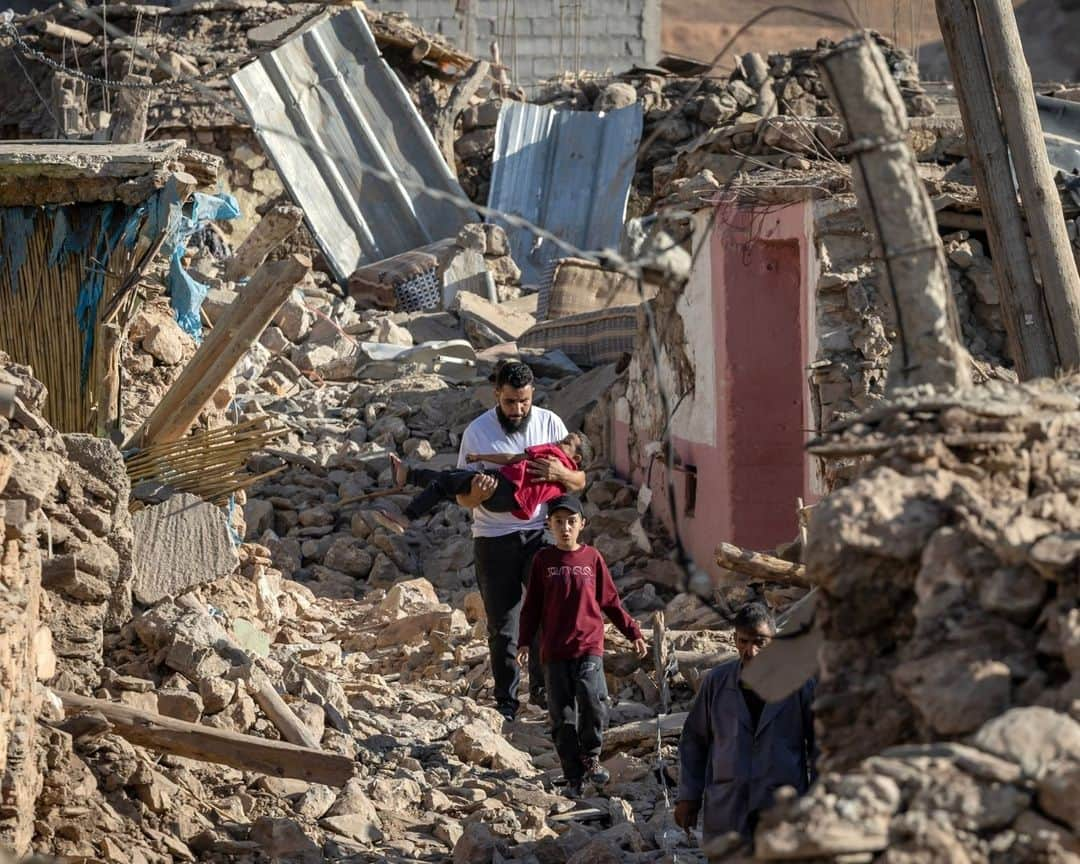 AFP通信さんのインスタグラム写真 - (AFP通信Instagram)「Morocco rescuers scour rubble for survivors after quake kills 2,100⁣ ⁣ Rescuers face a growing race against time to dig any survivors from the rubble of devastated villages in Morocco's Atlas mountains, three days after the country's strongest-ever earthquake⁣ ⁣ Friday's 6.8-magnitude quake struck 72 kilometres (45 miles) southwest of the tourist hub of Marrakesh, wiping out entire villages in the hills of the Atlas mountains. On Sunday an aftershock of magnitude 4.5 rattled the same region.⁣ ⁣ 📷 @fadelsenna⁣ 📷 @philippe_lopez⁣ #AFP」9月11日 19時04分 - afpphoto