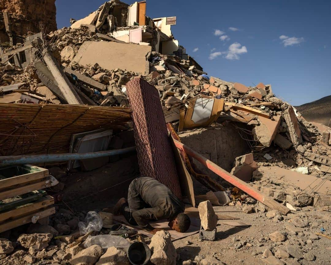 AFP通信さんのインスタグラム写真 - (AFP通信Instagram)「Morocco rescuers scour rubble for survivors after quake kills 2,100⁣ ⁣ Rescuers face a growing race against time to dig any survivors from the rubble of devastated villages in Morocco's Atlas mountains, three days after the country's strongest-ever earthquake⁣ ⁣ Friday's 6.8-magnitude quake struck 72 kilometres (45 miles) southwest of the tourist hub of Marrakesh, wiping out entire villages in the hills of the Atlas mountains. On Sunday an aftershock of magnitude 4.5 rattled the same region.⁣ ⁣ 📷 @fadelsenna⁣ 📷 @philippe_lopez⁣ #AFP」9月11日 19時04分 - afpphoto