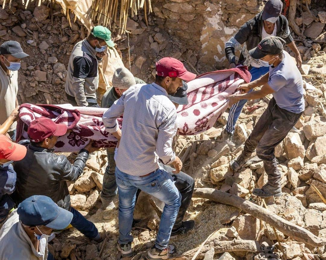 AFP通信さんのインスタグラム写真 - (AFP通信Instagram)「Morocco rescuers scour rubble for survivors after quake kills 2,100⁣ ⁣ Rescuers face a growing race against time to dig any survivors from the rubble of devastated villages in Morocco's Atlas mountains, three days after the country's strongest-ever earthquake⁣ ⁣ Friday's 6.8-magnitude quake struck 72 kilometres (45 miles) southwest of the tourist hub of Marrakesh, wiping out entire villages in the hills of the Atlas mountains. On Sunday an aftershock of magnitude 4.5 rattled the same region.⁣ ⁣ 📷 @fadelsenna⁣ 📷 @philippe_lopez⁣ #AFP」9月11日 19時04分 - afpphoto