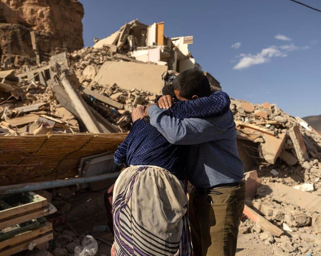 AFP通信さんのインスタグラム写真 - (AFP通信Instagram)「Morocco rescuers scour rubble for survivors after quake kills 2,100⁣ ⁣ Rescuers face a growing race against time to dig any survivors from the rubble of devastated villages in Morocco's Atlas mountains, three days after the country's strongest-ever earthquake⁣ ⁣ Friday's 6.8-magnitude quake struck 72 kilometres (45 miles) southwest of the tourist hub of Marrakesh, wiping out entire villages in the hills of the Atlas mountains. On Sunday an aftershock of magnitude 4.5 rattled the same region.⁣ ⁣ 📷 @fadelsenna⁣ 📷 @philippe_lopez⁣ #AFP」9月11日 19時04分 - afpphoto