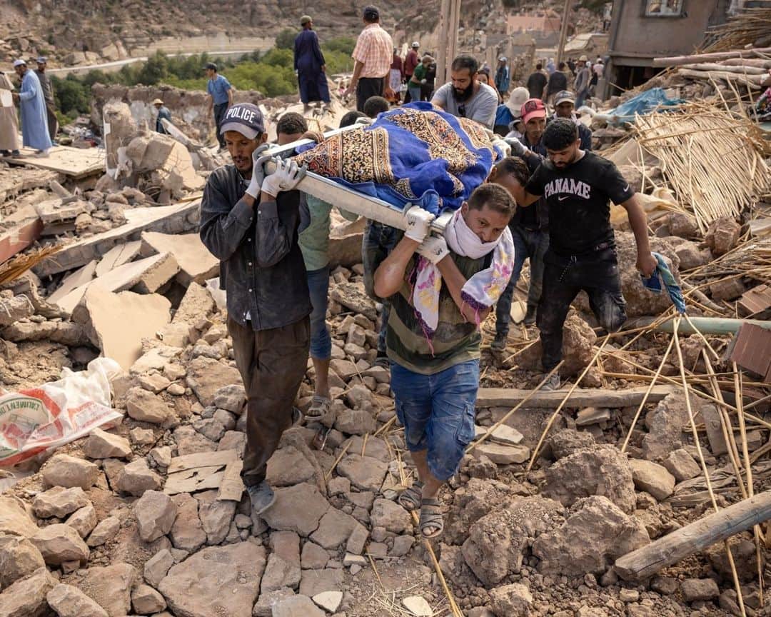 AFP通信さんのインスタグラム写真 - (AFP通信Instagram)「Morocco rescuers scour rubble for survivors after quake kills 2,100⁣ ⁣ Rescuers face a growing race against time to dig any survivors from the rubble of devastated villages in Morocco's Atlas mountains, three days after the country's strongest-ever earthquake⁣ ⁣ Friday's 6.8-magnitude quake struck 72 kilometres (45 miles) southwest of the tourist hub of Marrakesh, wiping out entire villages in the hills of the Atlas mountains. On Sunday an aftershock of magnitude 4.5 rattled the same region.⁣ ⁣ 📷 @fadelsenna⁣ 📷 @philippe_lopez⁣ #AFP」9月11日 19時04分 - afpphoto