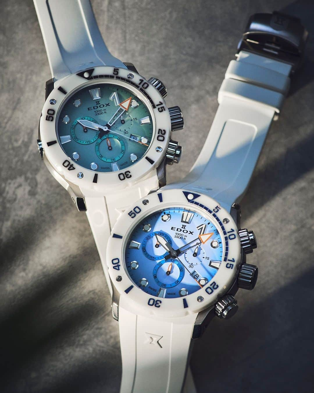 エドックスのインスタグラム：「#クロノオフショア1コレクション CHRONOFFSHORE-1 CHRONOGRAPH  ベゼルとラバーストラップは文字盤のカラーを美しく引きたてるホワイト。アローハンド分針先端の縁取り、秒針、30分・12時間積算針・クロノグラフ針はアクセントカラーとして鮮やかなオレンジ色が施されています。  ___ #夏と言えばエドックス #EDOX #エドックス #高級腕時計 #防水時計 #ダイバーズ #ダイバーズウォッチ #街ダイバーズ #ハイスペダイバーズ #クロノオフショア1 #クロノオフショア１  #swissmade #swisswatch #thewaterchampion」