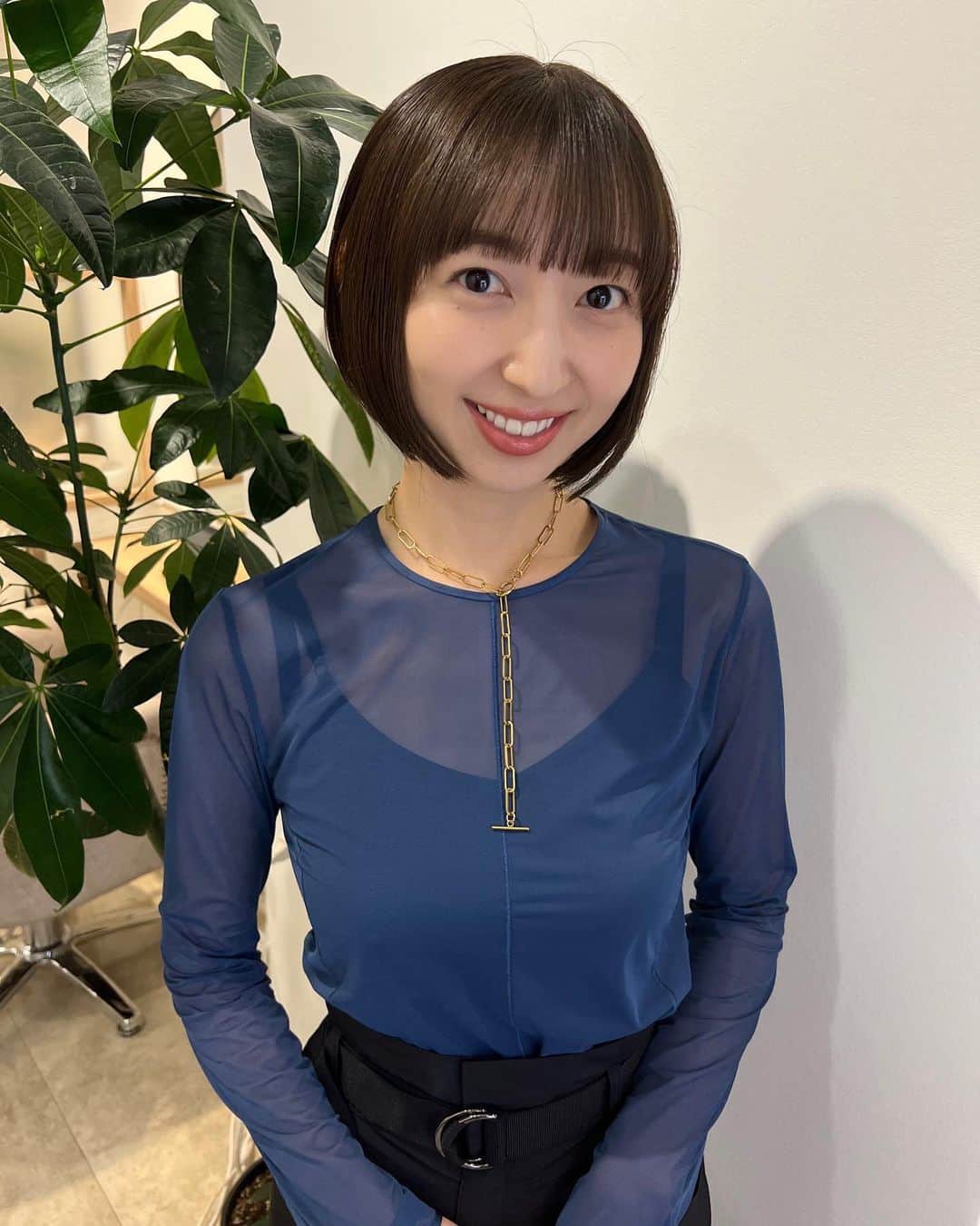 飯田里穂のインスタグラム：「✂︎🔵  引き続きフラットなベージュを。」
