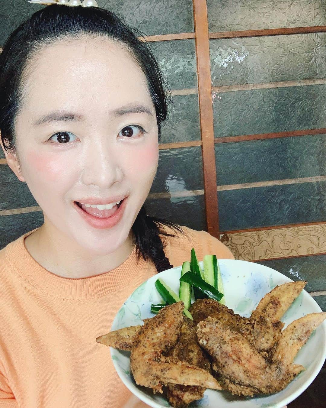 KagitaYukikoさんのインスタグラム写真 - (KagitaYukikoInstagram)「🍚✨😋 おうちで 手羽 から揚げ☆★  ゆきんこ Cooking〜٩(๑❛ᴗ❛๑)۶♪♪  冷めても美味しい✨✨ 味付け濃い目で あて☆★ おつまみにも めっちゃ合うd(^_^o)  ⭐️揚げるだけでめっちゃ旨い 手羽先唐揚げ⭐️  @zenoki_inshokubu  皮はカリっとパリパリ✨✨ 中はジューシー♡♡  ブラックペッパーのピリ辛感と ほのかに香るニンニクの香り💕  ご飯にもめっちゃ合う✨✨  飲食店でも使用されてる プロの味✨✨  冷凍のまま180度の油で 7分ほど揚げるだけ✨✨  バラ凍結されてて 使う分だけ簡単調理できて おすすめな冷凍食品✨✨  #ゆきんこ #クッキング #Amazon  #グルメ  #ゼンオキ食品  #フライドチキン  #ブラックペッパー味  #冷凍食品  #唐揚げ  #手羽先  #手羽先唐揚げ  #料理  #業務スーパー  #簡単時短　 #カラキャス」9月11日 19時09分 - mermaid.yukinko