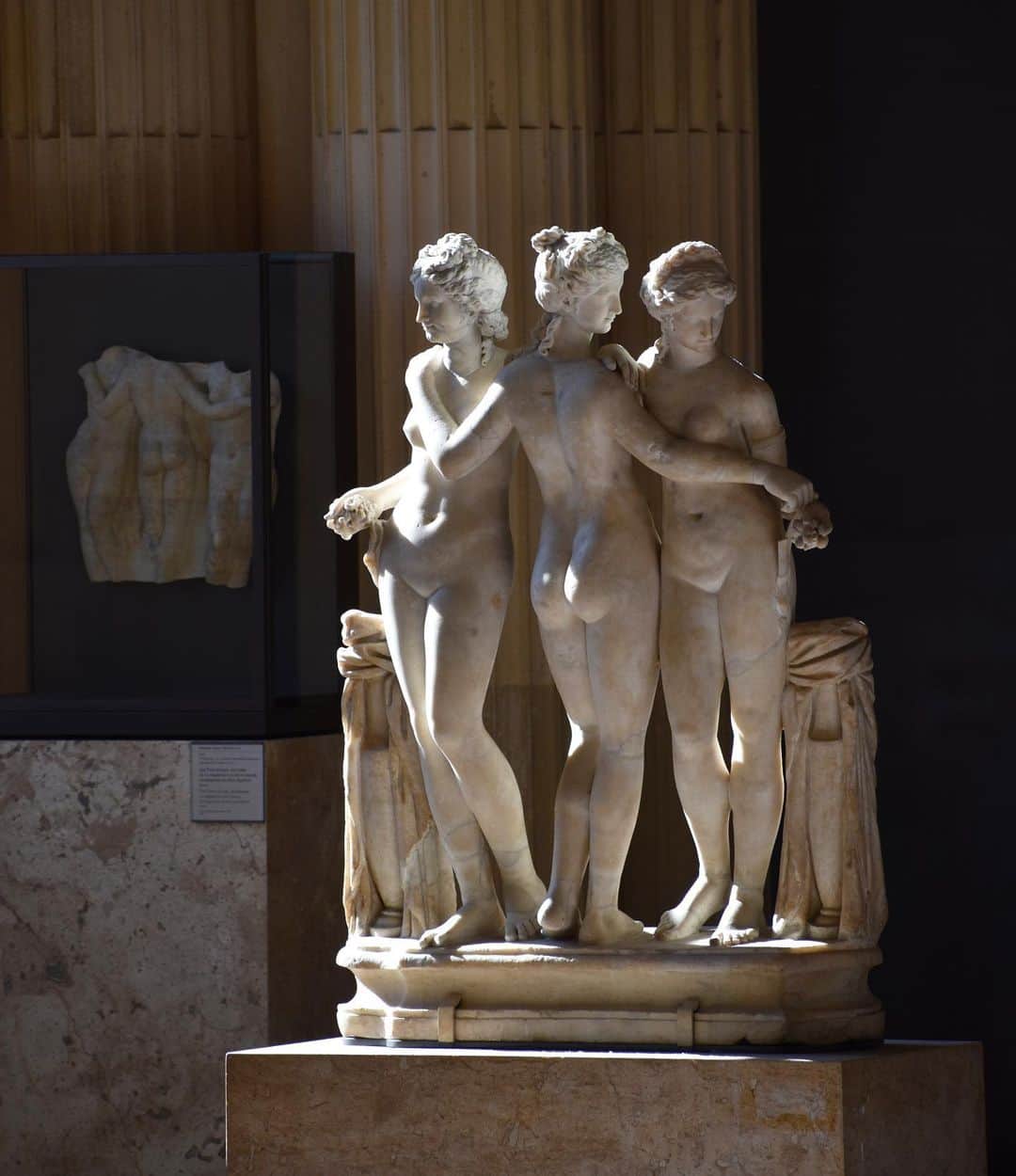 のインスタグラム：「#LouvreAnecdotes 🇫🇷 Savez-vous que les têtes des Trois Grâces Borghèse ont été rajoutées par le sculpteur Nicolas Cordier en 1609 ?   -  🕰️ Avant d’être repris de très nombreuses fois à l’époque moderne, le thème des Trois Grâces connut déjà une grande fortune durant l’Antiquité, comme en témoigne le grand nombre de versions d’époque romaine conservées. - 👀 Parmi celles-ci, les Trois Grâces dite Borghèse du Louvre figurent parmi les plus célèbres. Découvert peu avant 1608 à Rome, le groupe est rapidement acquis par le cardinal Scipion Borghèse. Les têtes et quelques autres éléments sont alors manquants.   - ⛏️ Le cardinal confie la restauration de sa récente acquisition au sculpteur lorrain actif en Italie Nicolas Cordier. Ce dernier dote dès 1609 les Trois Grâces de têtes, qui peuvent paraître aujourd’hui quelque peu anachroniques.   ∴ 🌎 Did you know that the heads of the Three Borghese Graces were added by sculptor Nicolas Cordier in 1609?  -  🕰️ The theme of the Three Graces was already very popular in Antiquity, as evidenced by the large number of surviving versions from the Roman period, before being revived many times in modern times. - 👀 Among these, the so-called Borghese Three Graces in the Louvre are among the most famous. Discovered shortly before 1608 in Rome, the group was quickly acquired by Cardinal Scipio Borghese. The heads and a few other elements were missing at the time.  - ⛏️ The cardinal entrusted the restoration of his recent acquisition to Nicolas Cordier, a sculptor from Lorraine who was active in Italy. In 1609, Cordier added heads to the Three Graces, which may seem somewhat anachronistic today. - 📷 © Musée du Louvre / Nicolas Bousser  . . . #Louvre #MuséeDuLouvre」