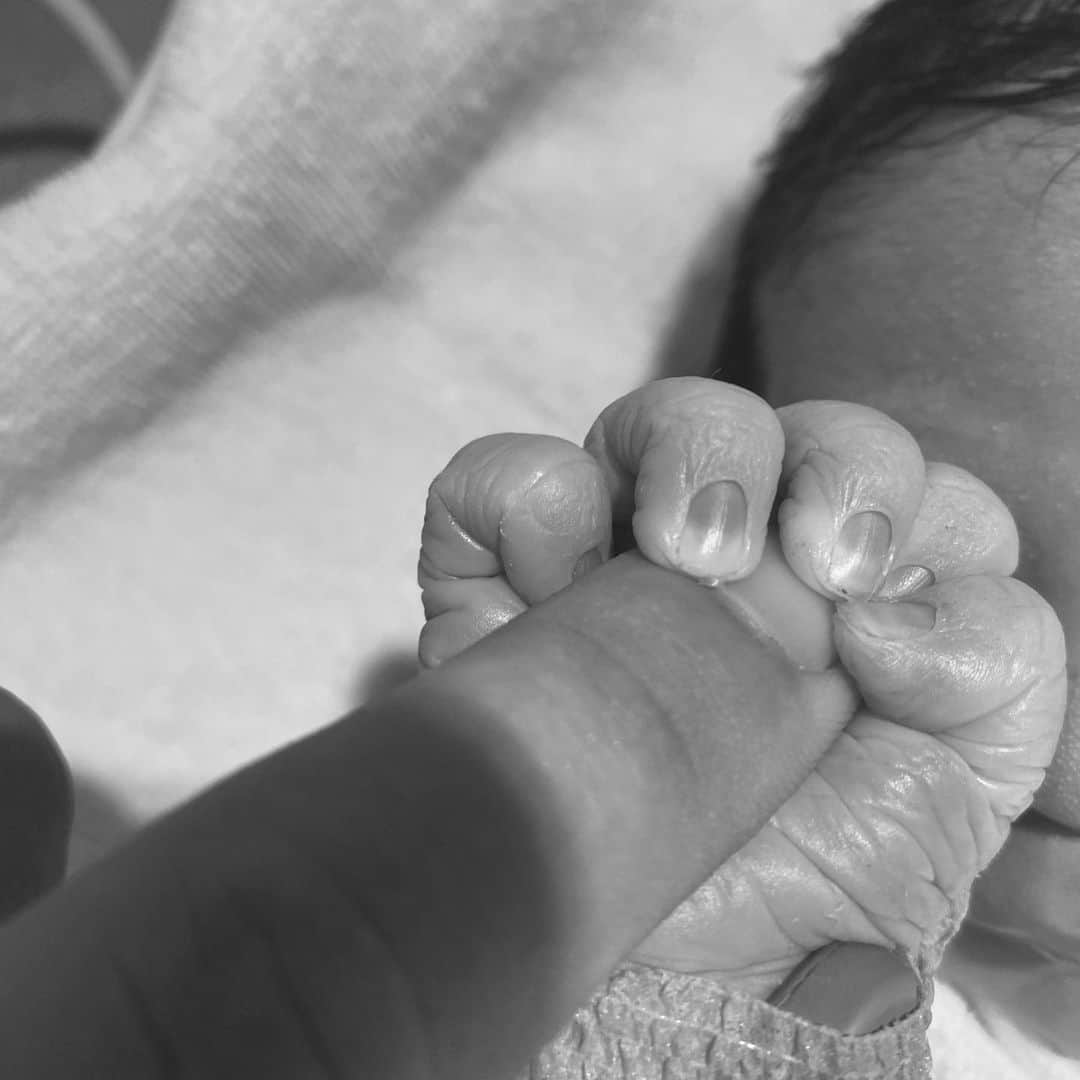 武隈光希さんのインスタグラム写真 - (武隈光希Instagram)「[ご報告] この度、第一子が誕生いたしました。  想像を超えた出産の現場でしたが、子供のために乗り越えようとする妻の手、生まれた瞬間握りしめてきた我が子の手、本当に頼もしく感じました。  これからも2人の手をしっかりと握って、幸せな家庭を築いていきます。  どうか温かく見守っていただければ幸いです。」9月11日 19時10分 - mitsuki.takekuma_ex